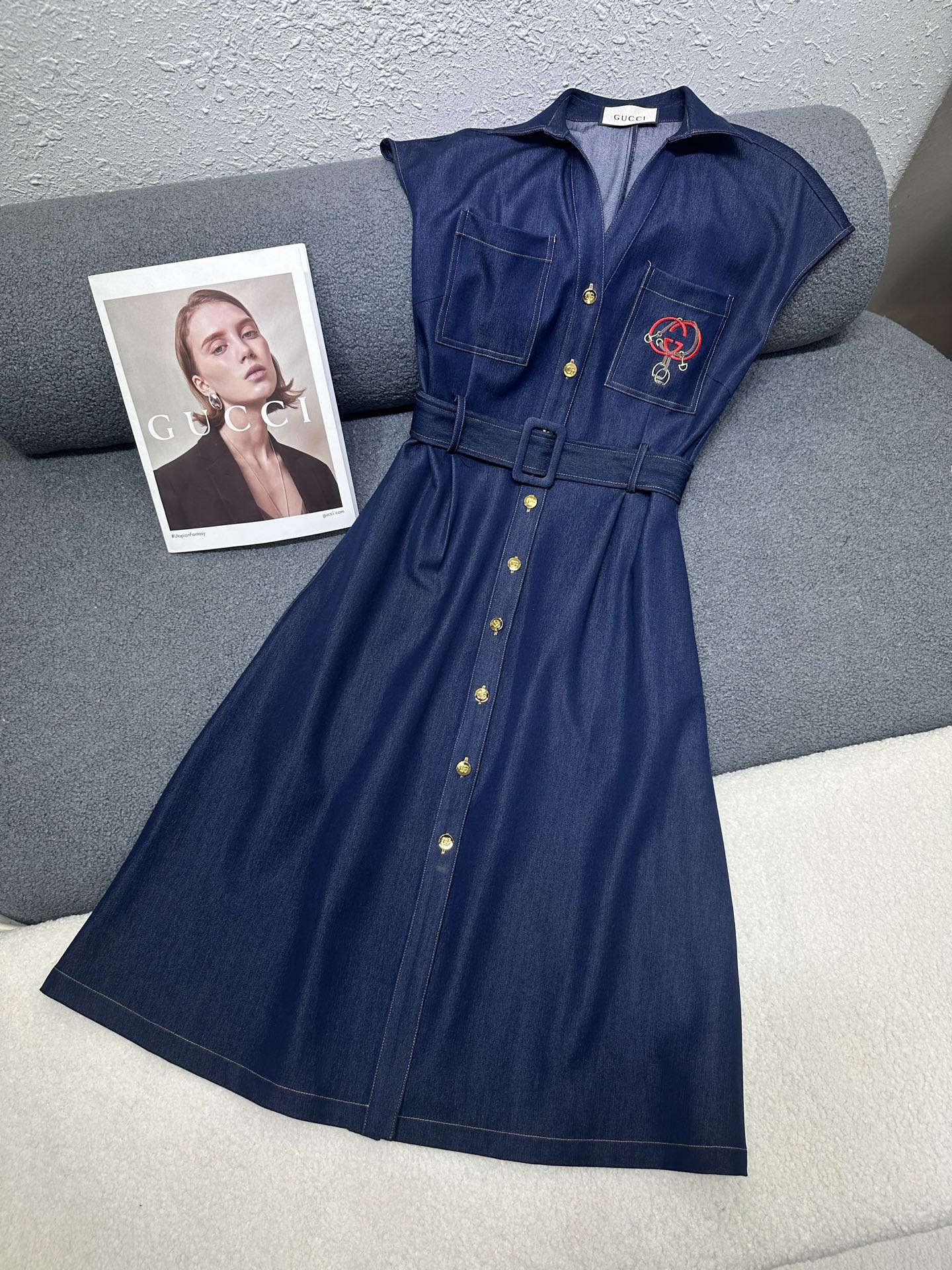 NO:762724,Gucci*2026 spring and summer new sleeveless denim dress. Double G bell pattern embroidery decoration on the chest. Deep V-neck design to modify the shoulder and neck lines. Matched with a genuine fabric belt. Customized logo buttons. Soft denim fabric is soft and breathable. The version is slim and slim. Monochrome SML P,,gucci,skirts,19860909Gucci*2026春夏新款无袖牛仔连衣裙 胸前双G铃铛图案刺绣装饰 做深V领设计修饰肩颈线条 搭配本布腰带 定制logo纽扣搭配 软牛仔面料柔软透气 版型显瘦修身 单色SML P,,gucci,skirts,,Women's clothing