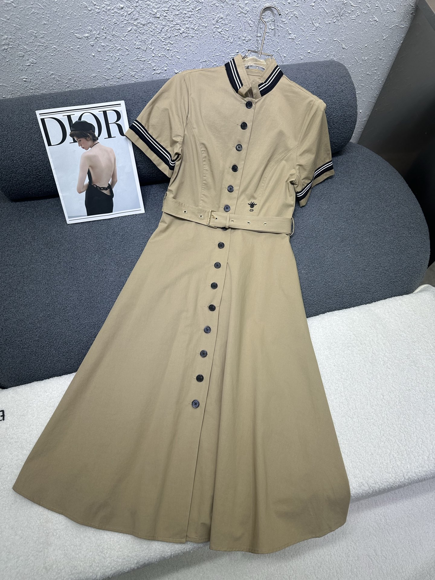 NO:762240,High-quality Dior* 2026 new spring and summer stand-up collar dress with classic little bee embroidery embellishment on the waist and matching cloth belt with customized letter logo buckle/button matching with full details. The collar can be turned up and spliced ​​with webbing embellishment at the collar/cuffs to increase the sense of design. Full-open buckle design for easy putting on and taking off. Cotton fabric is soft and breathable. The version is slim and slim. Two-color SML, dior, skirts,19860909高品质Dior*2026春夏新款立领连衣裙腰部处经典小蜜蜂刺绣点缀装饰搭配本布腰带定制字母logo扣头/纽扣搭配细节十足领子可立可翻领口/袖口处拼接织带点缀增加设计感做全开扣设计方便穿脱棉布面料柔软透气版型显瘦修身两色SML,,dior,skirts,,Women's clothing