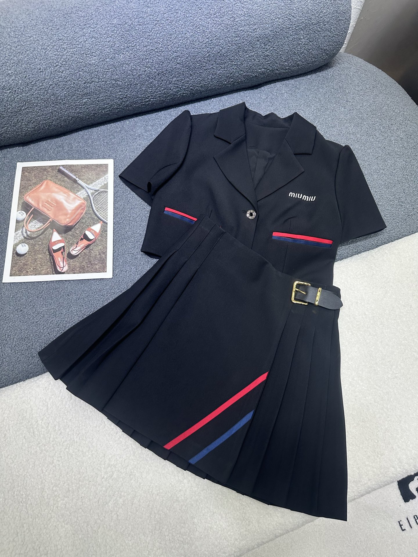 NO:791292,MiuMi*/26ss new short puff sleeve suit and skirt suit/letter embroidery decoration/high quality/two colors and three codes SML,,miumiu,skirts,business suit,19860909MiuMi*/26ss新款短款泡泡袖西装半裙套装/字母绣花装饰/高品质/两色三码SML,,miumiu,skirts,business suit,,Women's clothing