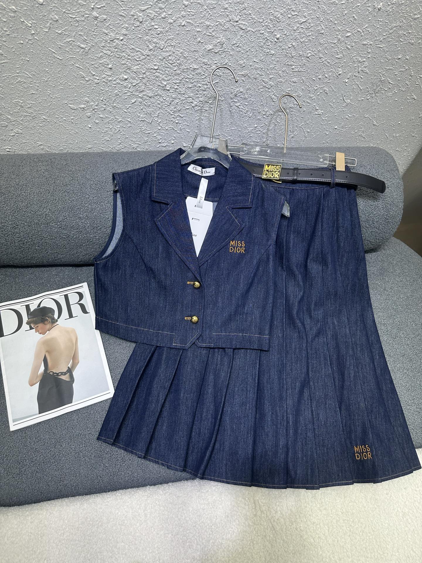 NO:760959,Dior*/New denim vest pleated skirt suit/letter embroidery decoration/matching belt/simple and elegant/monochrome three-code SML P,,dior,skirts,19860909Dior*/新款牛仔马甲压褶半身裙套装/字母刺绣装饰/搭配腰带/简约大方/单色三码SML P,,dior,skirts,,Women's clothing