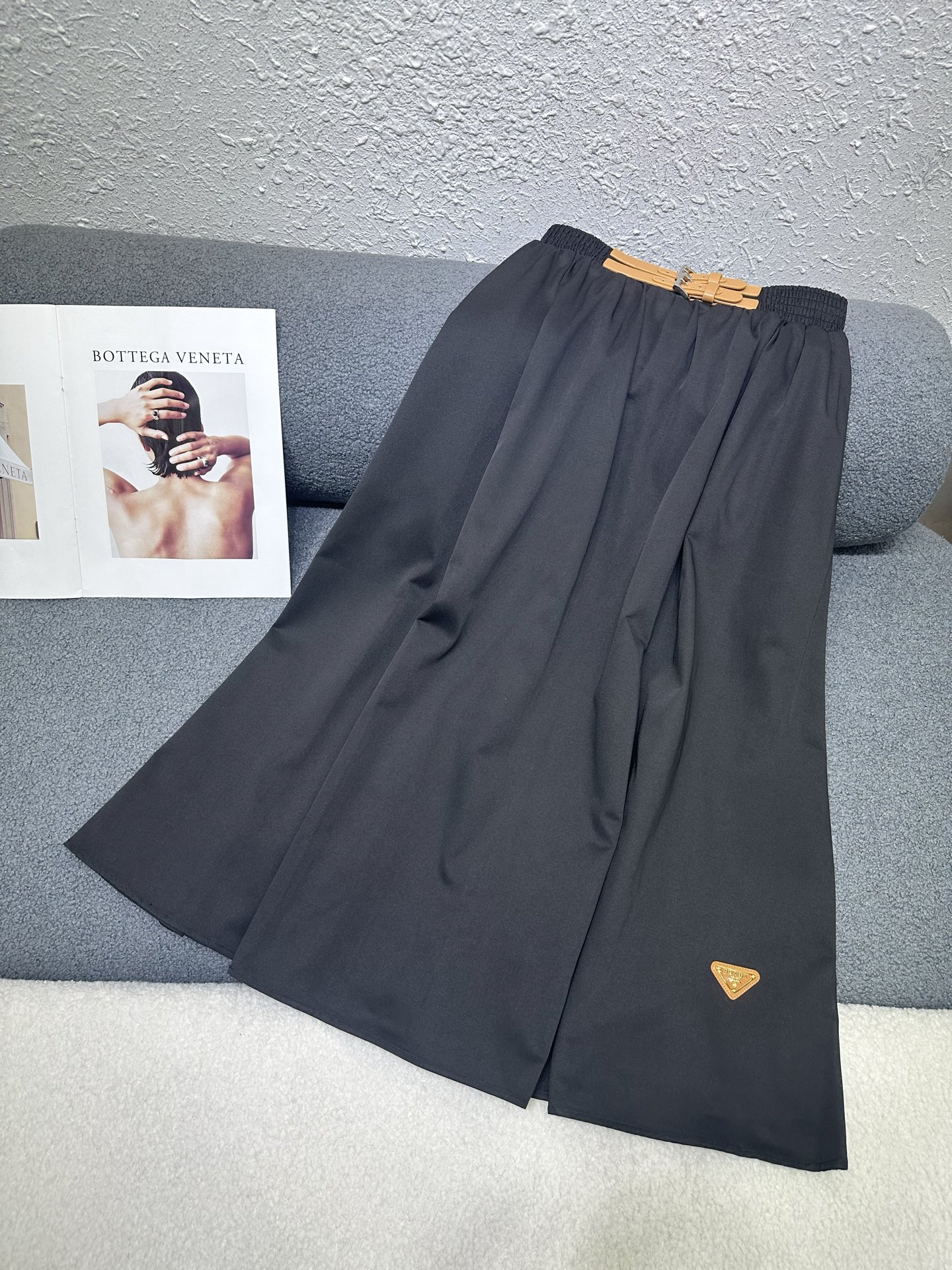 NO:790746,Prada*2026 spring and summer new skirt, classic triangle logo decoration, waist design and leather buckle decoration. The version is slim and covers the crotch. Two-color SML P,, prada, skirts,19860909Prada*2026春夏新款半裙 经典三角标装饰 腰头设计皮扣装饰.版型显瘦遮胯 两色SML P,,prada,skirts,,Women's clothing
