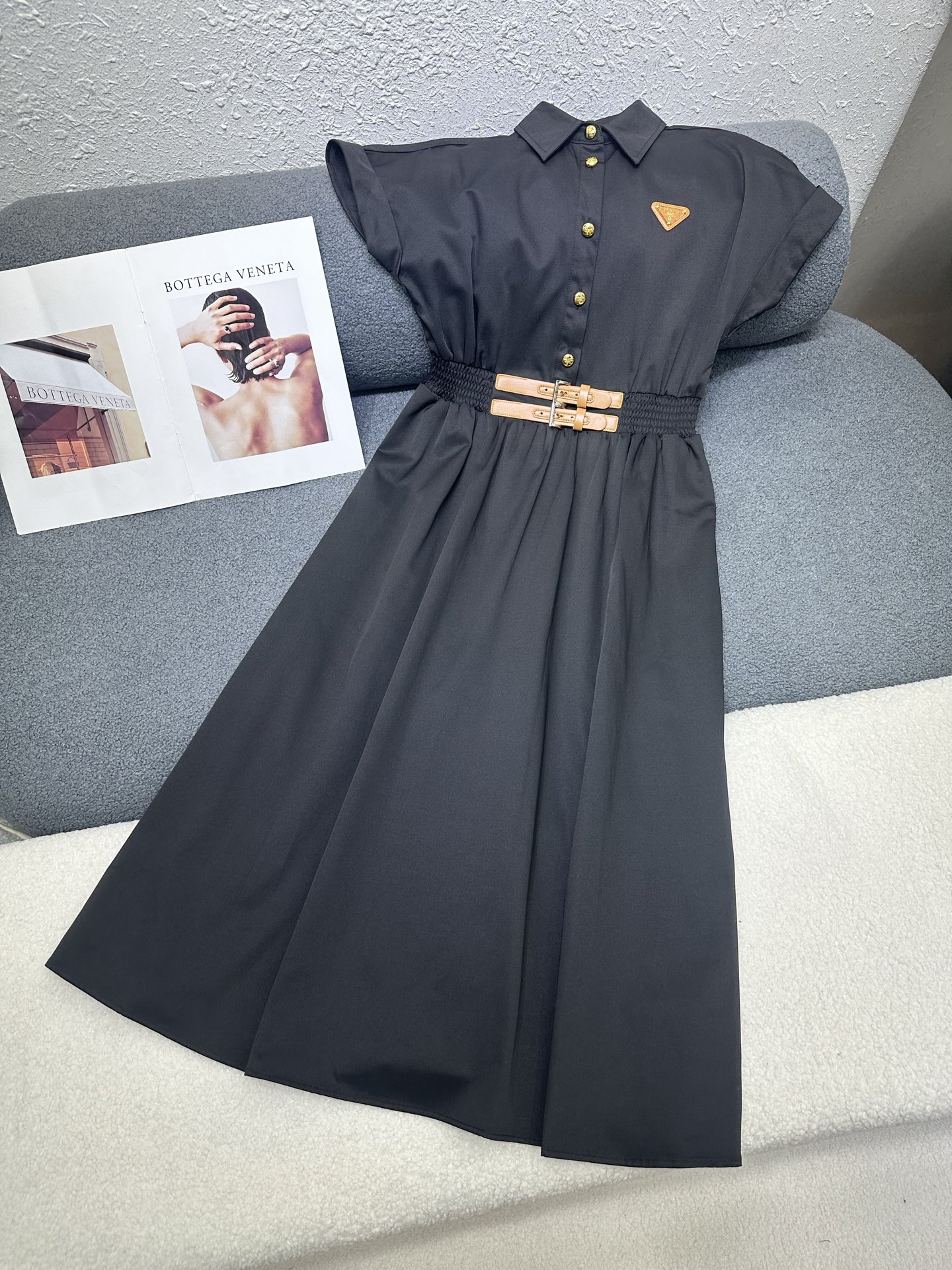 NO:762744,Prada*2026 new spring and summer dress classic triangle logo decoration, waist design and leather buckle decoration. The version is slimming and covers the crotch. Two-color SML P,, prada, skirts,19860909Prada*2026春夏新款连衣裙经典三角标装饰 腰头设计皮扣装饰.版型显瘦遮胯 两色SML P,,prada,skirts,,Women's clothing