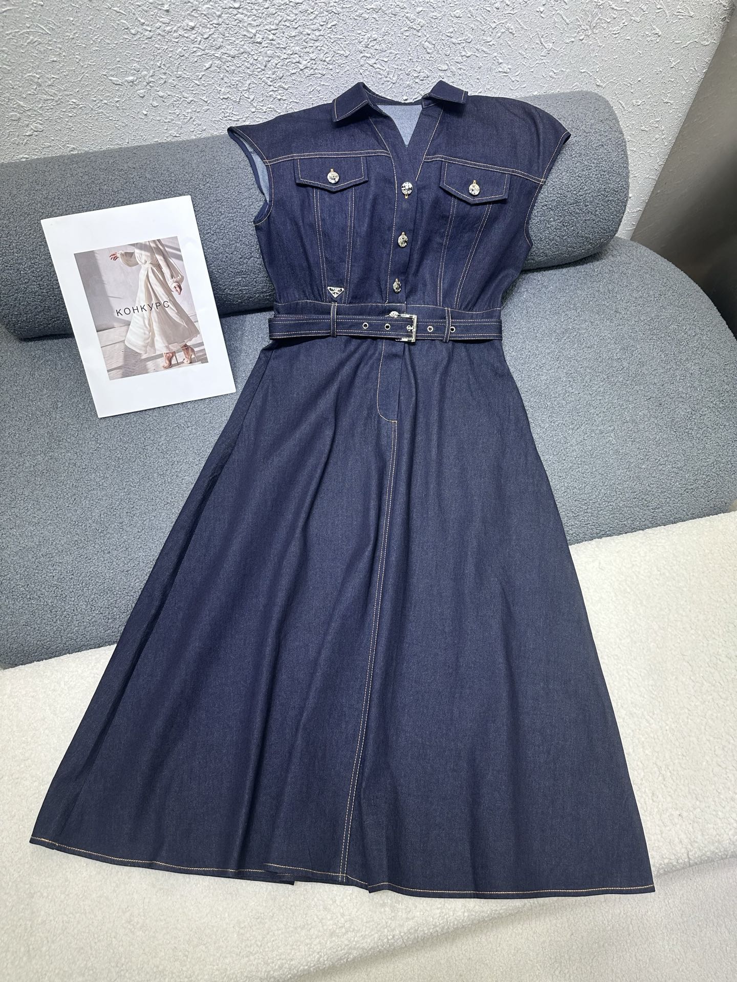 NO:762746,Prada*2026 new spring and summer new lapel dress with classic triangle logo decoration, customized logo button matching, matching belt, slim and comfortable fit, cotton fabric with strong breathability, two-color SML, prada, skirts,19860909Prada*2026春夏新款翻领连衣裙典三角标装饰 定制logo纽扣搭配 搭配腰带 版型修身舒适 棉质面料透气性强 两色SML,,prada,skirts,,Women's clothing