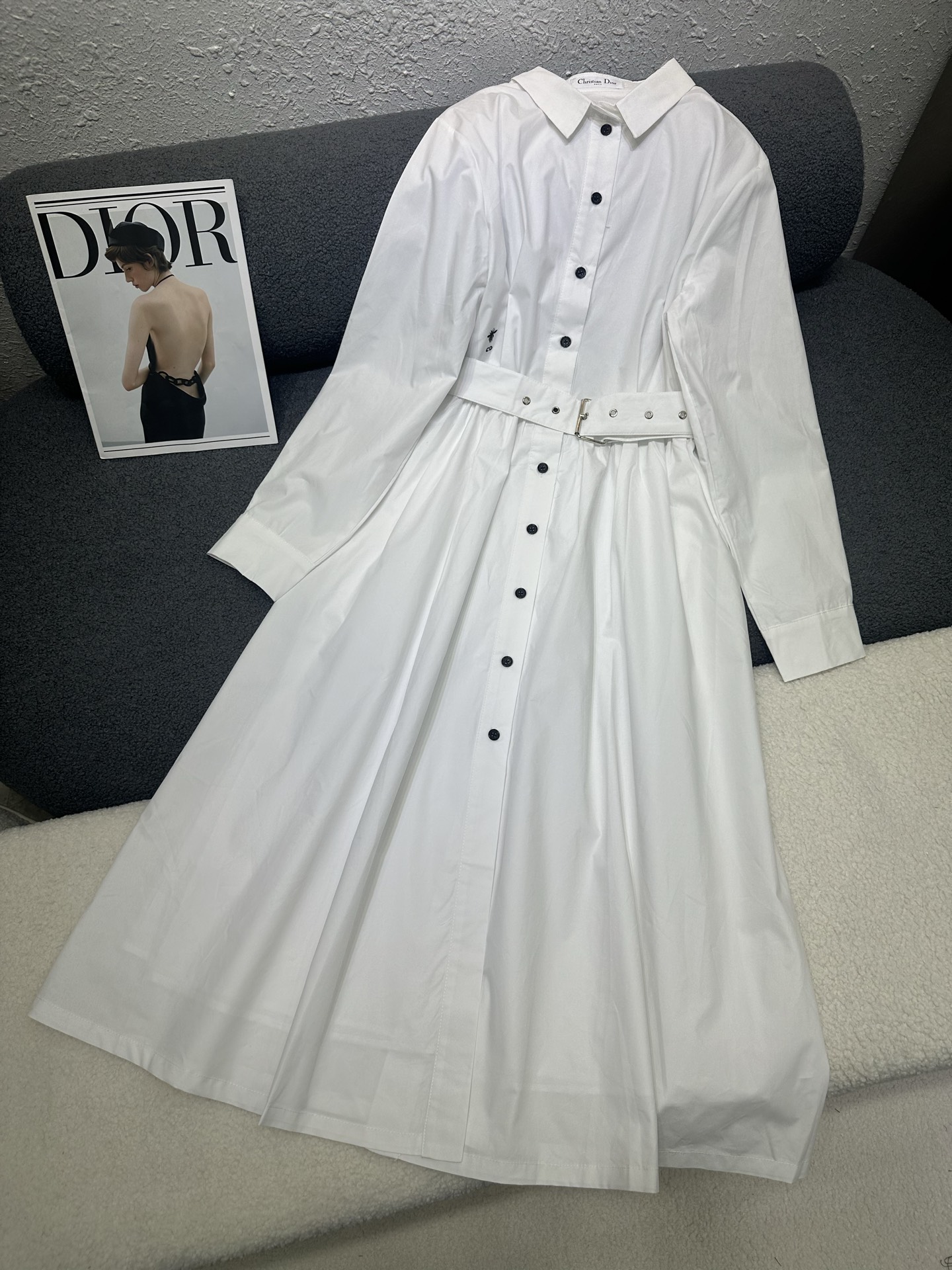 NO:792250,Dior*26ss new spring and summer lapel long-sleeved dress. Classic little bee embroidery embellishment on the waist. Matched with a genuine cloth belt. Fully open buckle design. Cotton fabric is breathable and comfortable. The version is classic and versatile. Monochrome SML P,, dior, skirts,19860909Dior*26ss春夏新款翻领长袖连衣裙 腰部经典小蜜蜂刺绣点缀装饰 搭配本布腰带 做全开扣设计 棉质面料透气舒适 版型经典百搭 单色SML P,,dior,skirts,,Women's clothing