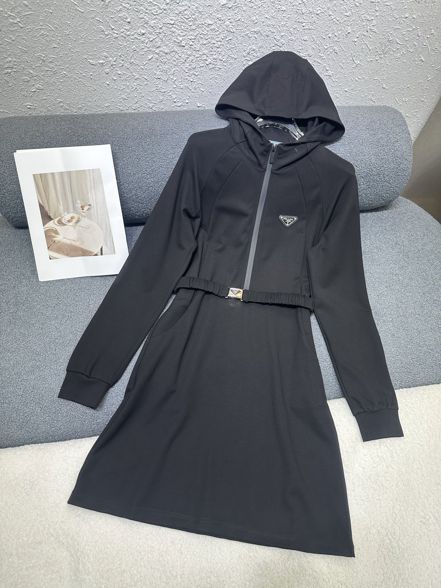 NO:790753,Prada*2026 early spring new hooded sweatshirt. Classic triangle logo decoration on the chest. Half zipper design in the front. Matched with a customized belt. Space cotton texture is soft and comfortable. Monochrome SML, prada, skirts, hats,19860909Prada*2026早春新款连帽卫裙 胸前经典三角标装饰 前中做半拉链设计 搭配定制腰带 太空棉质地柔软舒适 单色SML,,prada,skirts,hats,,Women's clothing