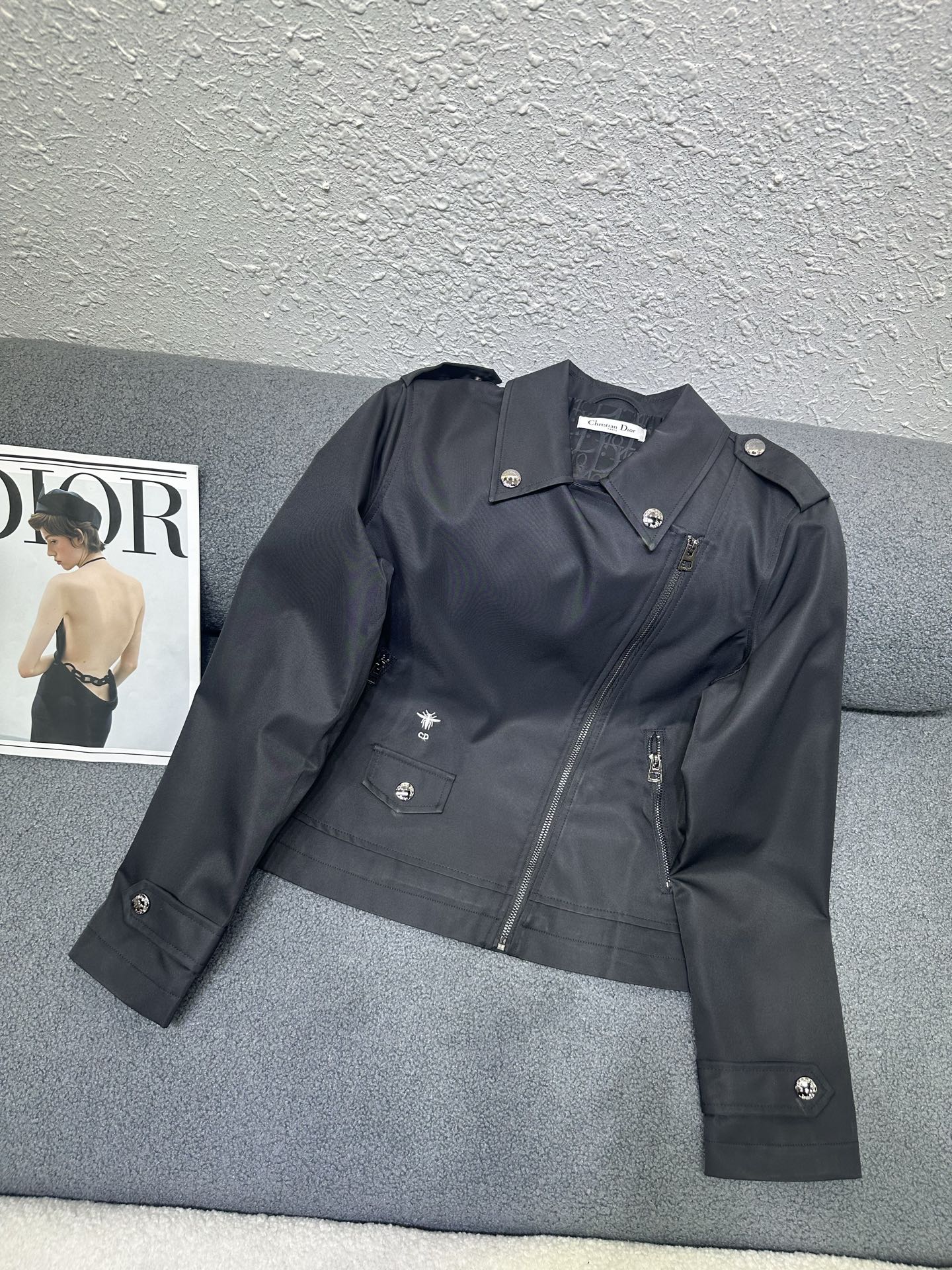 NO:795336,330Dior*2026 new early spring short windbreaker jacket. The waist is decorated with bee embroidery. The diagonal zipper design on the placket is full of western style. Customized logo button matching. The inner lining is all-over presbyopic logo jacquard fabric to add a sense of light luxury. Monochrome SML 8,,dior,jackets & coats,jackets & coats,19860909330Dior*2026早春新款短风衣夹克外套 腰部处小蜜蜂刺绣点缀装饰 门襟做斜拉链设计洋气感十足 定制logo纽扣搭配 内里里衬通体老花logo提花面料增加轻奢感 单色SML 8,,dior,jackets & coats,jackets & coats,,Women's clothing