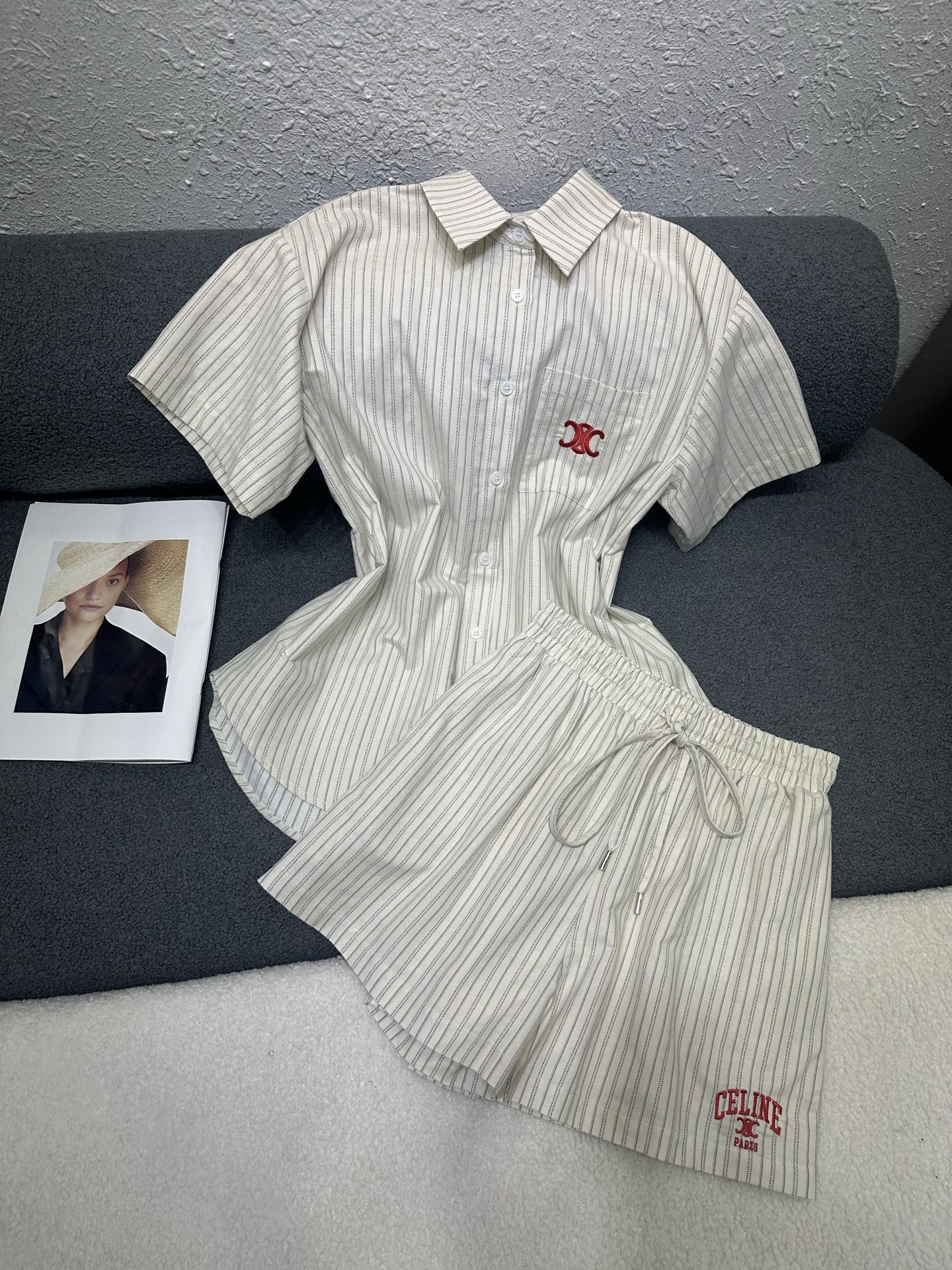 NO:762729,Celine*2026 new summer suit lapel short-sleeved shirt shorts striped fabric unlocks the Korean style loose feeling. The red letter embroidery on the chest/pant side is the finishing touch. The loose version is age-reducing, tolerant and casual. The cotton fabric is comfortable and breathable. Single color SML,,celine,shorts,T-shirt,19860909Celine*2026夏季新款套装翻领短袖衬衣短裤条纹面料解锁韩系松弛感胸前/裤子侧边做红色字母刺绣是点睛的小心机宽松版型减龄包容性强随性的一款套装棉质面料舒适透气单色SML,,celine,shorts,T-shirt,,Women's clothing
