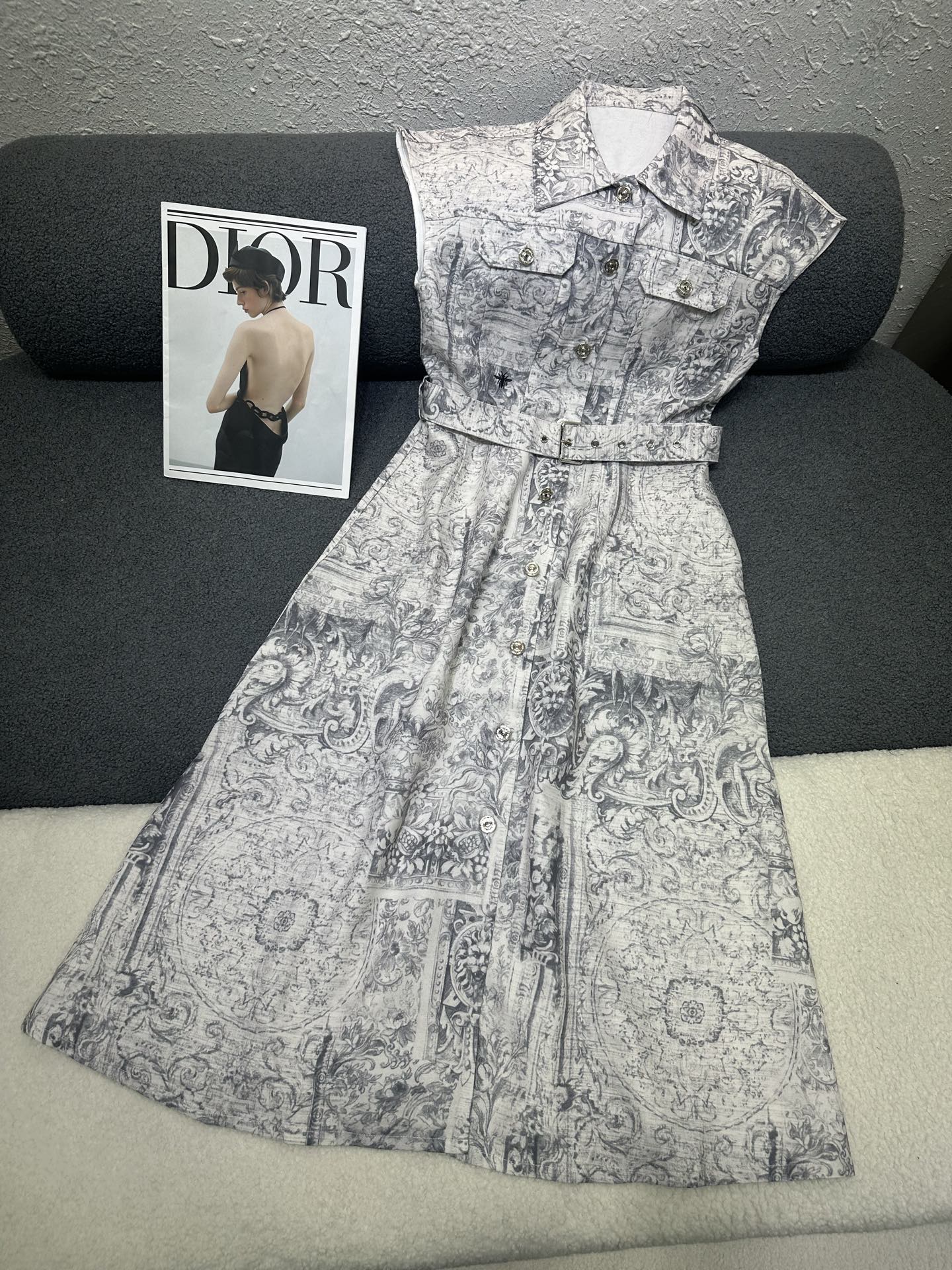 NO:762742,Dior* 2026 spring and summer new sleeveless dress. All-over new floral pattern printing. Customized logo buckle/button matching for uniformity and coordination. Fully open button design. Basic and versatile version. Two-color SML P, dior, skirts,19860909Dior*2026春夏新款无袖连衣裙 通体新款花卉图案印花 定制logo扣头/纽扣搭配统一性协调 做全开扣设计 基础百搭的版型 两色SML P,,dior,skirts,,Women's clothing