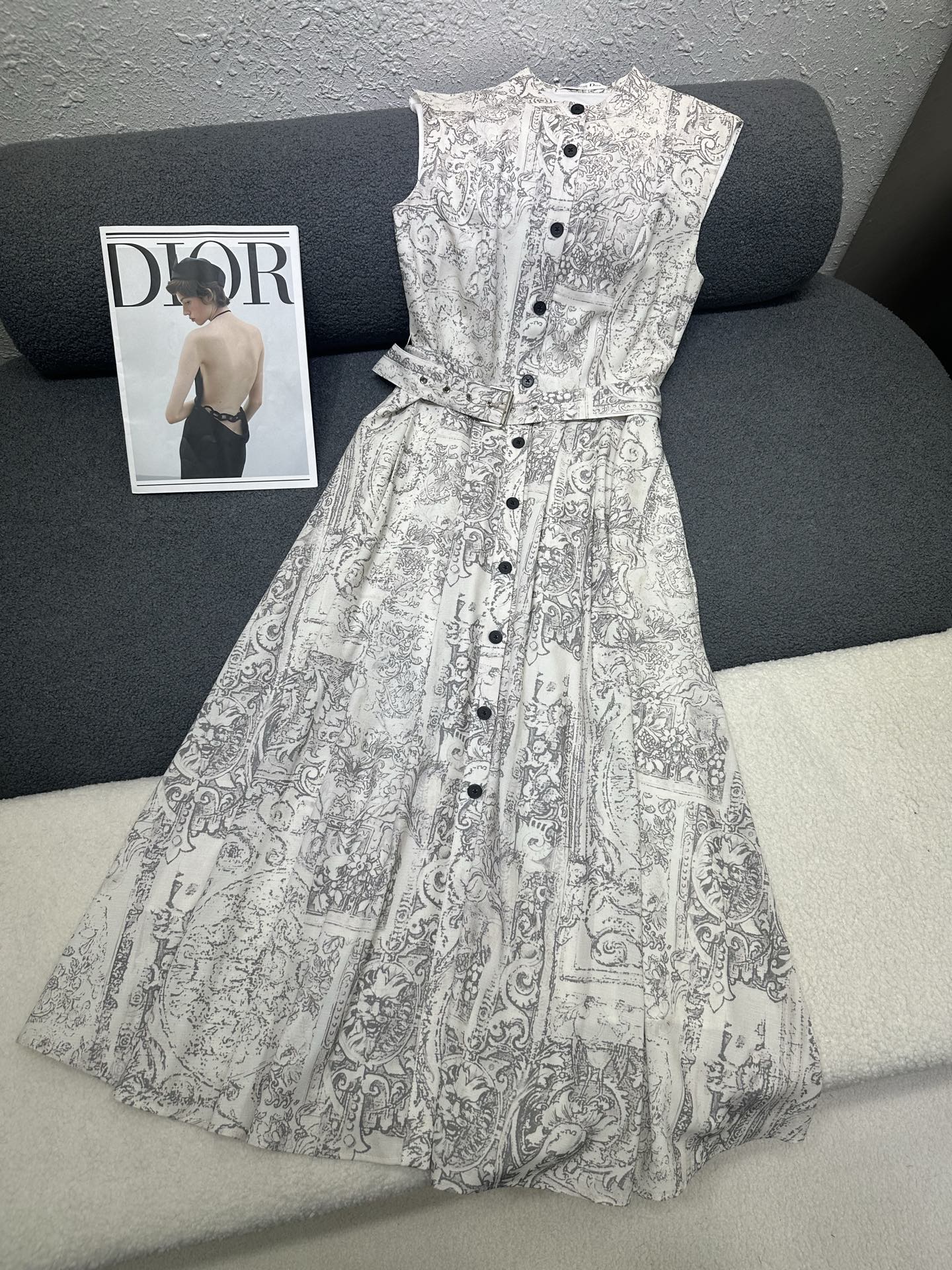 NO:762215,Dior* 2026 spring and summer new sleeveless dress. All-over new floral pattern printing. Customized logo button/button matching for uniformity and coordination. Fully open button design. Basic and versatile version. Single color SML, dior, skirts,19860909Dior*2026春夏新款无袖连衣裙 通体新款花卉图案印花 定制logo扣头/纽扣搭配统一性协调 做全开扣设计 基础百搭的版型 单色SML,,dior,skirts,,Women's clothing