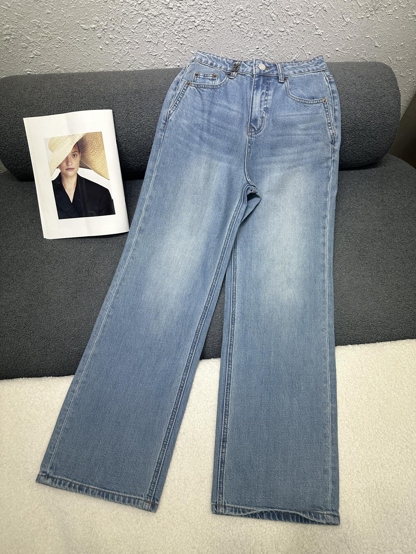 NO:760911,saint laurent*/26SS new denim straight pants/gradient color washing process/four-way stretch denim fabric/versatile item/two colors and five sizes 26-30,,saint laurent,19860909圣罗兰*/26SS新款牛仔直筒裤/渐变色洗水工艺/四面弹牛仔面料/百搭单品/两色五码26-30,,saint laurent,,Women's clothing