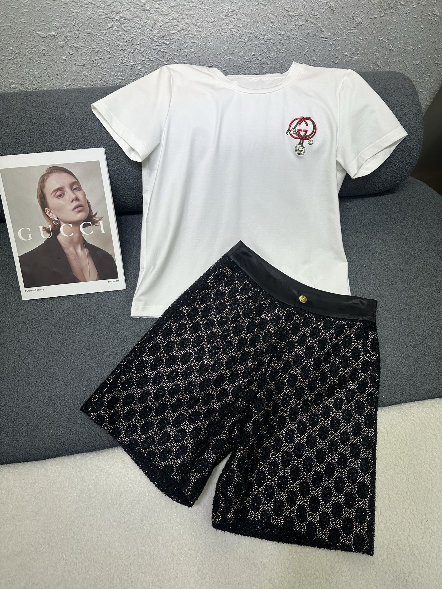 NO:790768,Gucci*2026 new summer suit, round neck short-sleeved top, hot-drilled shorts, double G bell pattern embroidery decoration on the chest, shorts with heavy industrial double G presbyopic hot-drilled workmanship, exquisite and luxurious, loose trouser legs designed to accommodate the figure, a set of exquisite matching, single color SML P,,gucci,shorts,T-shirt,19860909Gucci*2026夏季新款套装 圆领短袖上衣烫钻短裤 胸前双G铃铛图案刺绣装饰 短裤通体重工双G老花烫钻工艺精致奢华 宽松的裤腿设计包容身材 一套搭配精致十足 单色SML P,,gucci,shorts,T-shirt,,Women's clothing