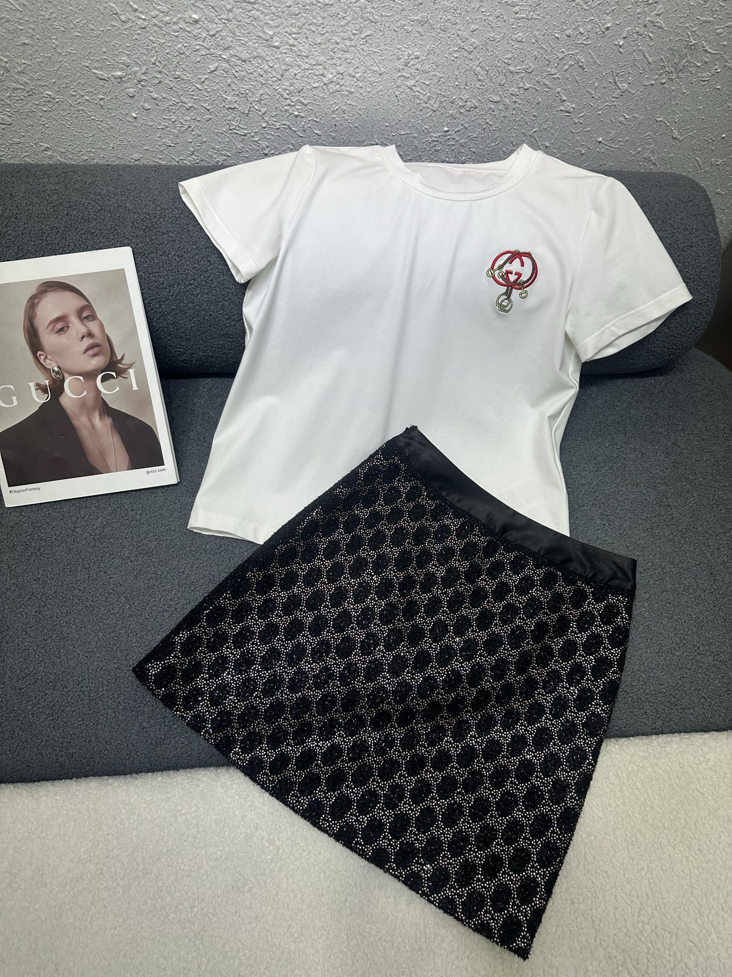 NO:760958,Gucci*2026 new summer suit. Round neck short-sleeved top with rhinestone skirt/double G bell pattern embroidery decoration on the chest. Shorts with heavy industrial double G presbyopia perm and rhinestone craftsmanship. Exquisite and luxurious. Loose trouser legs designed to accommodate the figure. A set of exquisite matching. Monochrome SML,,gucci,skirts,shorts,T-shirt,19860909Gucci*2026夏季新款套装 圆领短袖上衣烫钻半裙/胸前双G铃铛图案刺绣装饰 短裤通体重工双G老花烫钻工艺精致奢华 宽松的裤腿设计包容身材 一套搭配精致十足 单色SML,,gucci,skirts,shorts,T-shirt,,Women's clothing