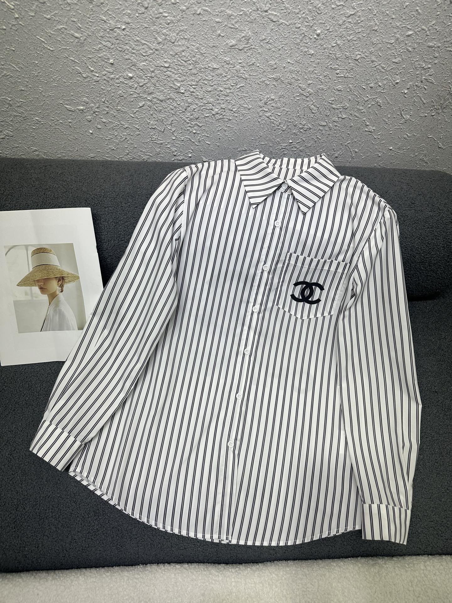 NO:790742,Chanel*2026 new striped shirt/fabric is soft and comfortable, the style is fashionable and age-reducing, pattern printing decoration, two-color SML P,,chanel,shirts,19860909Chanel*2026新款条纹衬衫/面料柔软舒适 版型洋气减龄 图案印花装饰 两色SML P,,chanel,shirts,,Women's clothing