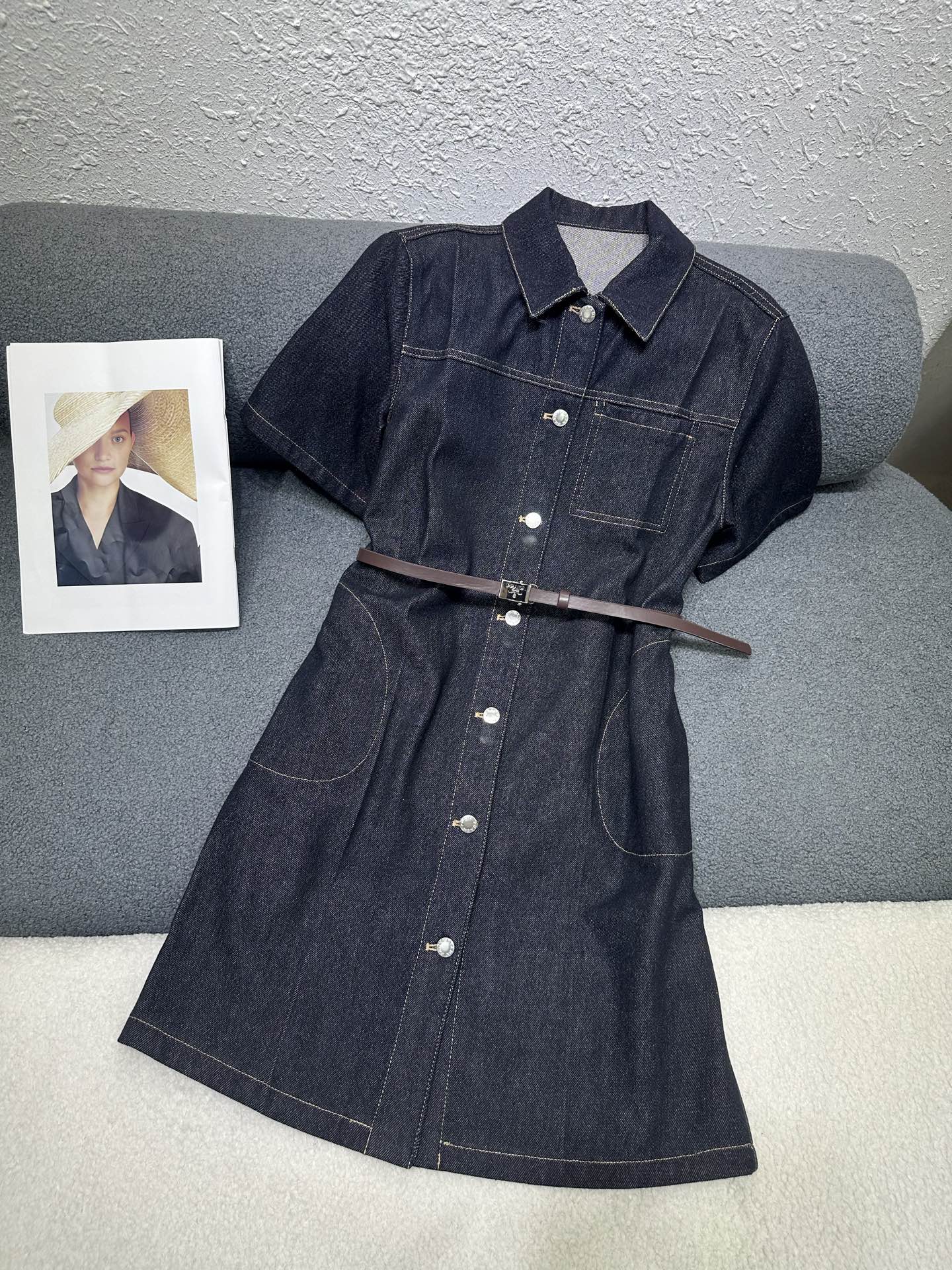 NO:760923,prad*26 new retro indigo lapel denim dress. The small A-line version is simply good news for pear-shaped figures. Customized Maillard color belt. Slightly wide cuffs and skirt with waist tie design can well tighten the waist and body curve. Denim denim color with stitching is full of retro atmosphere. A denim skirt with high practicality. Single color size 3 SML, prada, skirts,19860909prad*26新款复古靛青色翻领牛仔连衣裙 小A字版型简直是梨型身材的福音 定制美拉德色系腰带 微阔的袖口与裙摆配合腰间系带设计能够很好的收腰身材曲线 丹宁牛仔色配上车缝线复古气息十足 实穿性超高的一条牛仔裙 单色3码SML,,prada,skirts,,Women's clothing