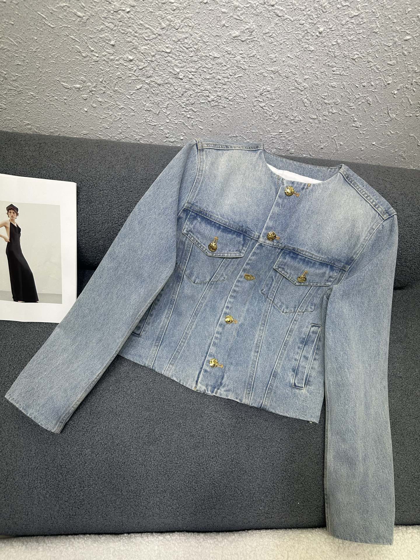 NO:795350,celin* 26 new denim jacket, the custom belt and metal circles on the back break the previous brand tonality and are unbridled embellishments. After fine artificial horsetail and garment washing and fading processes, it shows a natural distressed effect. The jacket adopts a fitted version design, with a round neckline and long sleeve design, customized Arc de Triomphe rental  The details highlight the brand's texture. Contrast color topstitching and patch pocket design add a sense of hierarchy, and the chest pockets are equipped with button flaps. After special washing process, the fabric is soft and rich in texture. Single color 3-code SML P,,celine,jackets & coats,19860909celin* 26新款牛仔外套,后背定制皮带和金属圆圈打破以往品牌调性 肆意张扬的点缀 经过精细的人工马骝和成衣洗褪工艺处理,呈现出自然的做旧效果.外套采用合身版型设计,.圆形领口搭配长袖设计,定制凯旋门租金 细节处彰显品牌质感.撞色间面线工艺与贴袋设计增添层次感,胸前口袋配钮扣式翻盖.经过特殊水洗工艺处理,面料柔软且富有质感.单色3码SML P,,celine,jackets & coats,,Women's clothing