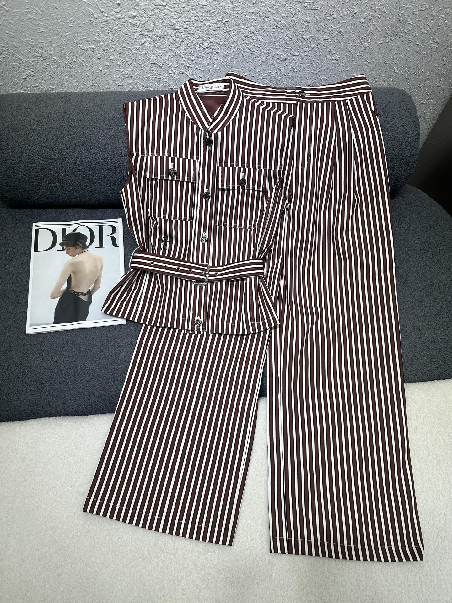 NO:762718,Dior*2026 new summer suit, stand-up collar vest top straight trousers/little bee embroidery decoration/light and comfortable fabric/fashionable and elegant/monochrome SML P,,dior,19860909Dior*2026夏季新款套装 立领马甲上衣直筒长裤/小蜜蜂刺绣装饰 /面料轻薄舒适 /时尚大方/单色SML P,,dior,,Women's clothing