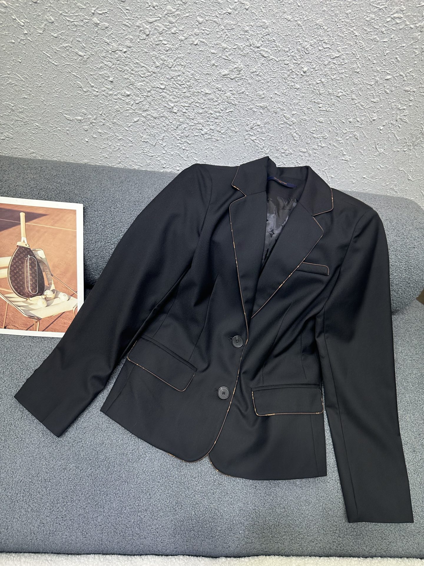 NO:760940,Louis Vuitton*26ss new suit jacket/customized logo buttons/excellent fabric texture/crisp and stylish version/high quality single and two-color SML,,louis vuitton,jackets & coats,business suit,19860909Louis Vuitton*26ss新款西装外套/定制logo纽扣/面料质感极佳/版型挺括有型/高品质单两色SML,,louis vuitton,jackets & coats,business suit,,Women's clothing