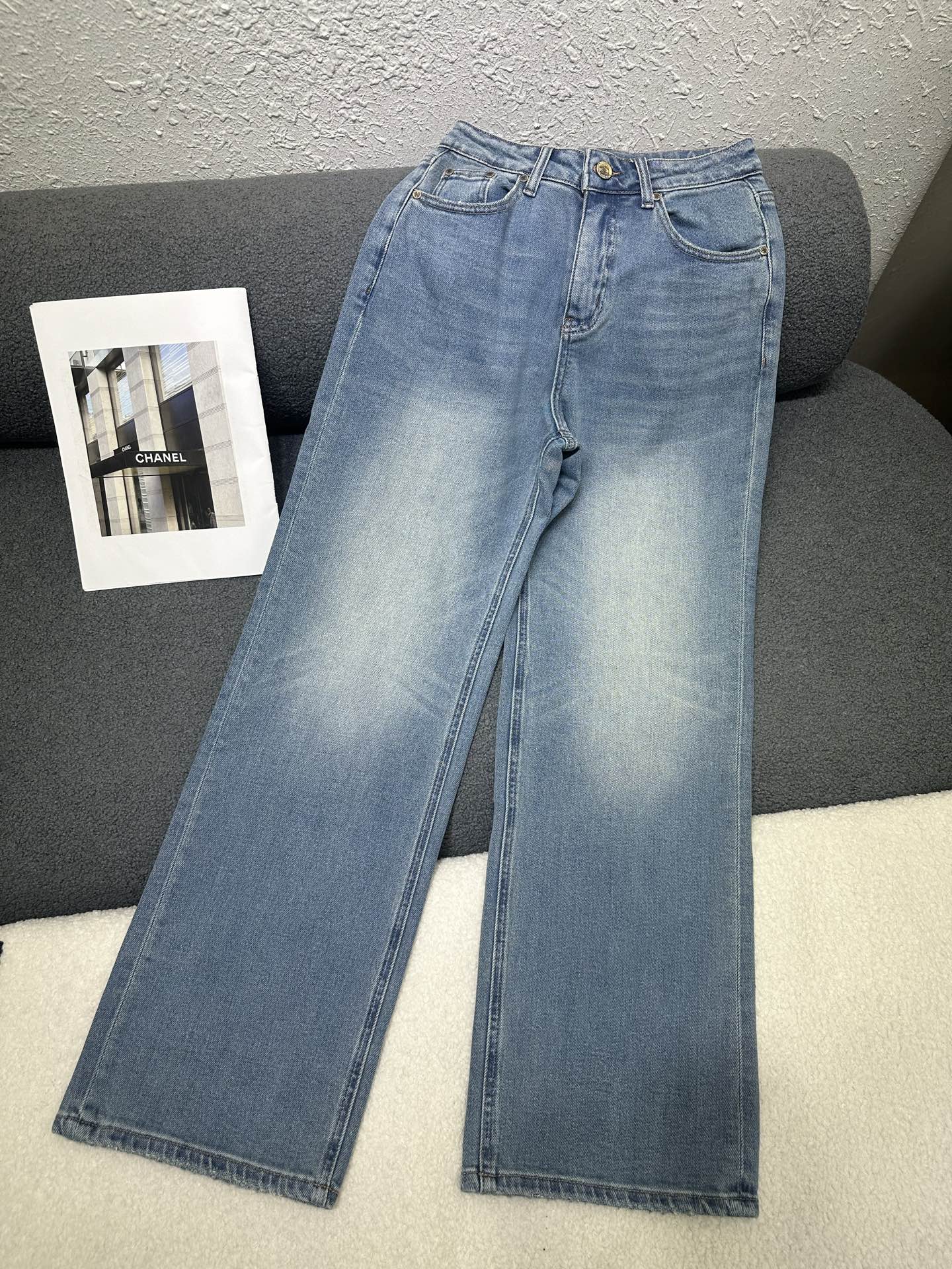 NO:760930,CHANEL */26SS new style denim straight pants/gradient color washing process/four-way elastic denim fabric/versatile item/two colors and five sizes 26-30,,chanel,19860909CHANEL */26SS新款牛仔直筒裤/渐变色洗水工艺/四面弹牛仔面料/百搭单品/两色五码26-30,,chanel,,Women's clothing