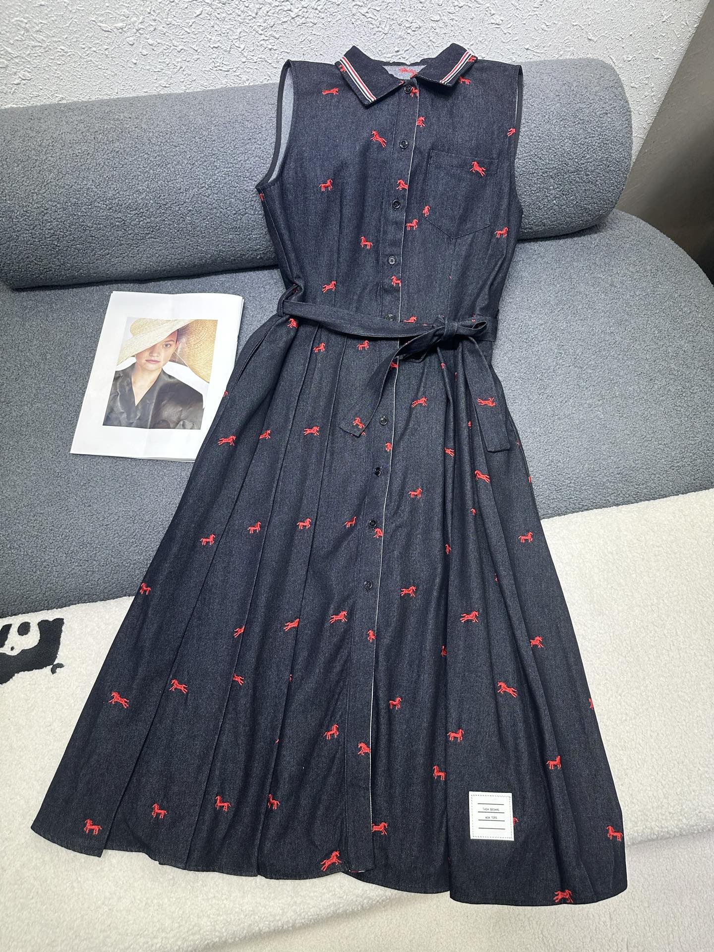 NO:760976,Thom Brow*e/ 26SS Summer New Sleeveless Dress Pattern Embroidery Decoration/Fashionable and Elegant/High Quality/Two Colors and Four Codes SML P,,skirts,19860909Thom Brow*e/ 26SS夏季新款无袖连衣裙图案刺绣装饰/时尚大方/高品质/两色四码SML P,,skirts,,Women's clothing