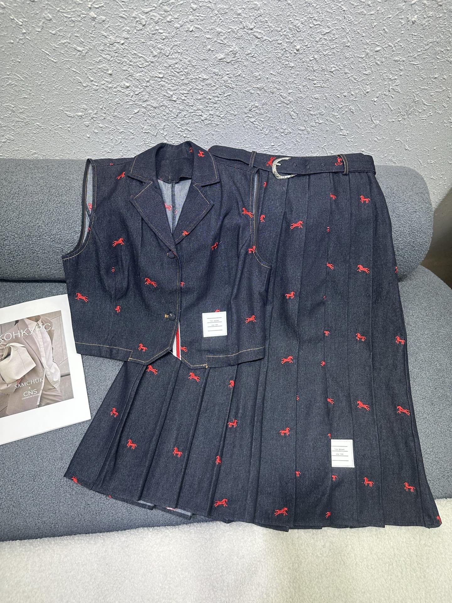 NO:762736,Thom Brow*e/ 26SS new summer sleeveless vest + pleated skirt suit/pattern embroidery decoration/fashionable and elegant/high quality/two colors and four codes SML,,skirts,19860909Thom Brow*e/ 26SS夏季新款无袖马甲+百褶半裙套装/图案刺绣装饰/时尚大方/高品质/两色四码SML,,skirts,,Women's clothing