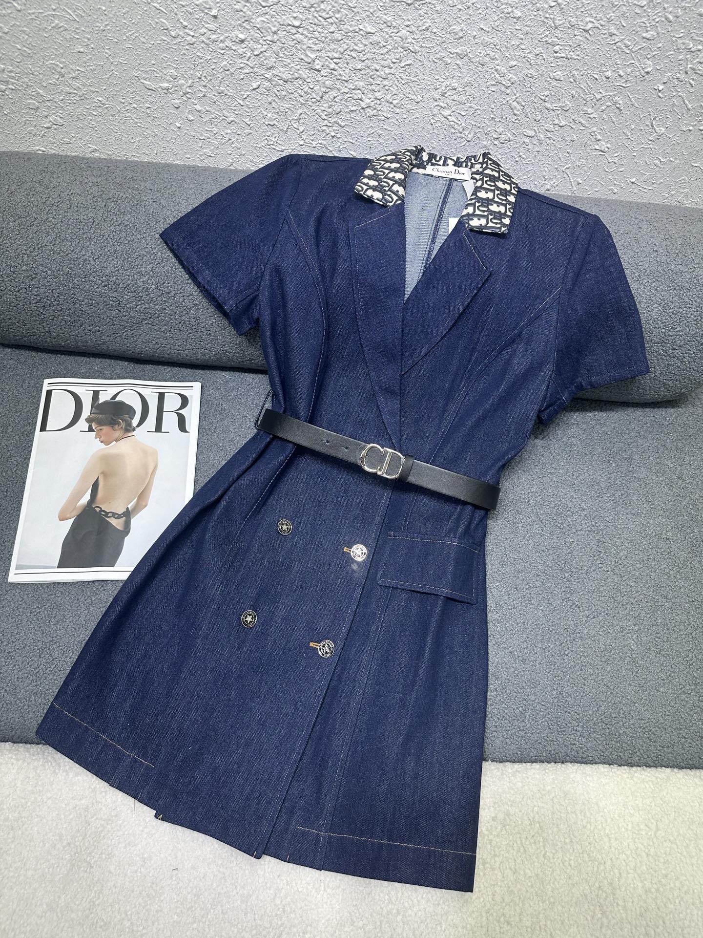 NO:790761,The collar of Dior*26ss new dress is made of presbyopic logo jacquard fabric/overall washed denim fabric. The double-breasted design is elegant and simple. Customized logo buttons are decorated with full details. Matching belt. Monochrome SML P,,dior,skirts,19860909Dior*26ss新款连衣裙领子采用老花logo提花面料/整体洗水牛仔面料 双排扣设计大气简洁 定制logo纽扣装饰细节十足 搭配腰带 单色SML P,,dior,skirts,,Women's clothing