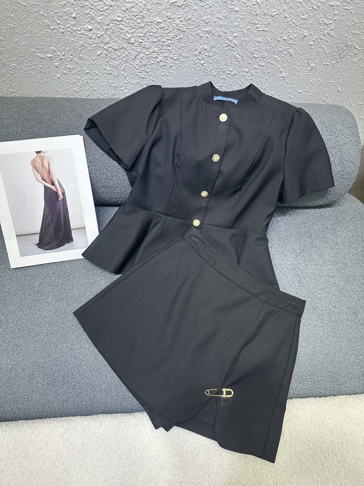 NO:762740,PADA*/26SS new top and shorts suit/pants with pin decoration/super straight fit/elegant upper body/two colors and three sizes SML,,shorts,19860909PADA*/26SS新款上衣短裤套装/裤子搭配别针装饰/版型超正/上身优雅气质十足/两色三码SML,,shorts,,Women's clothing