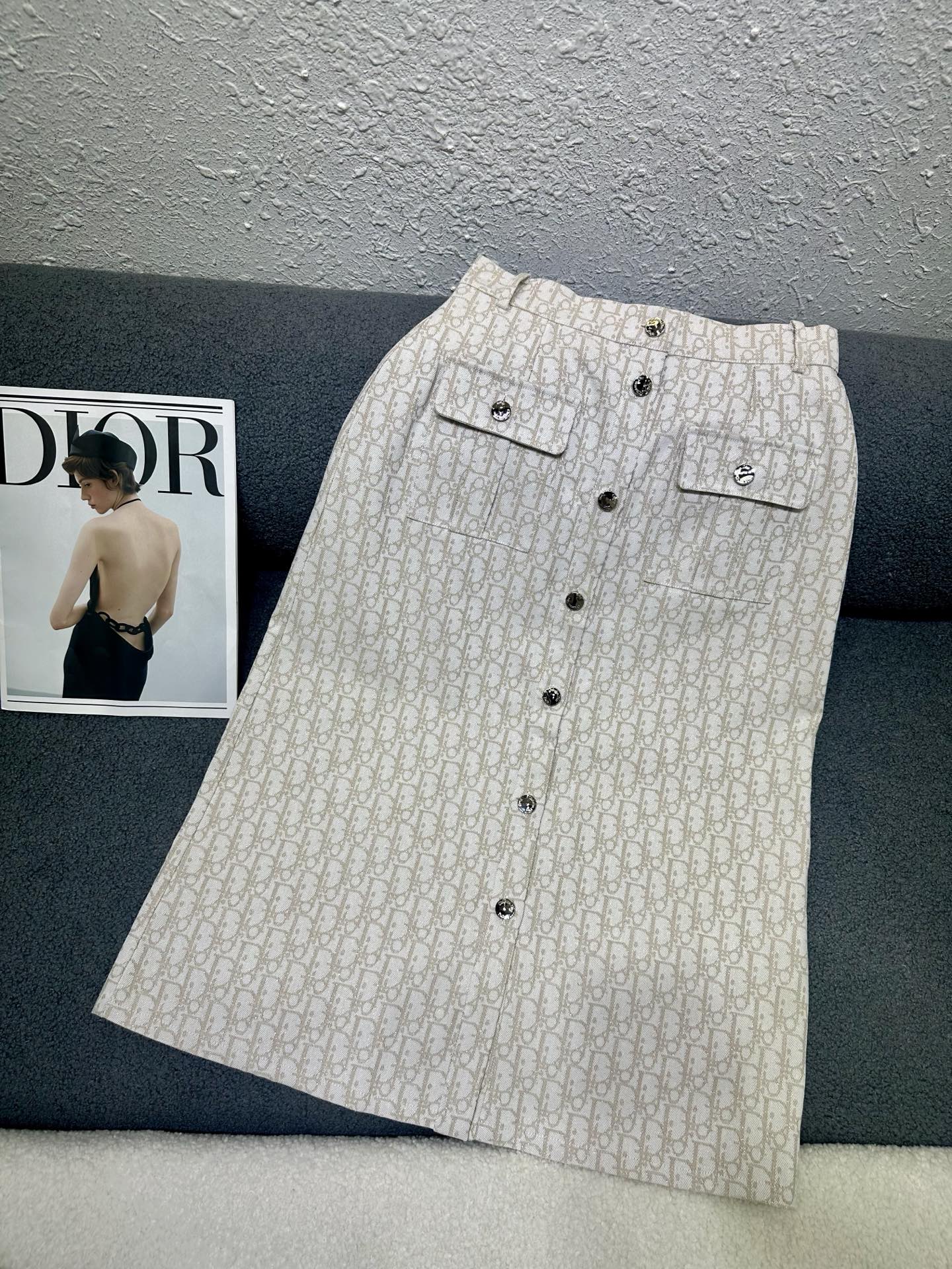 NO:760977,Dior*/26ss new denim skirt/jacquard fabric/exquisite workmanship/versatile item/a must-have for everyone/high quality/two colors SML P,,dior,skirts,19860909Dior*/26ss 新款牛仔半身裙/提花面料/做工精致/百搭单品 /人手必备一款/高品质/两色SML P,,dior,skirts,,Women's clothing