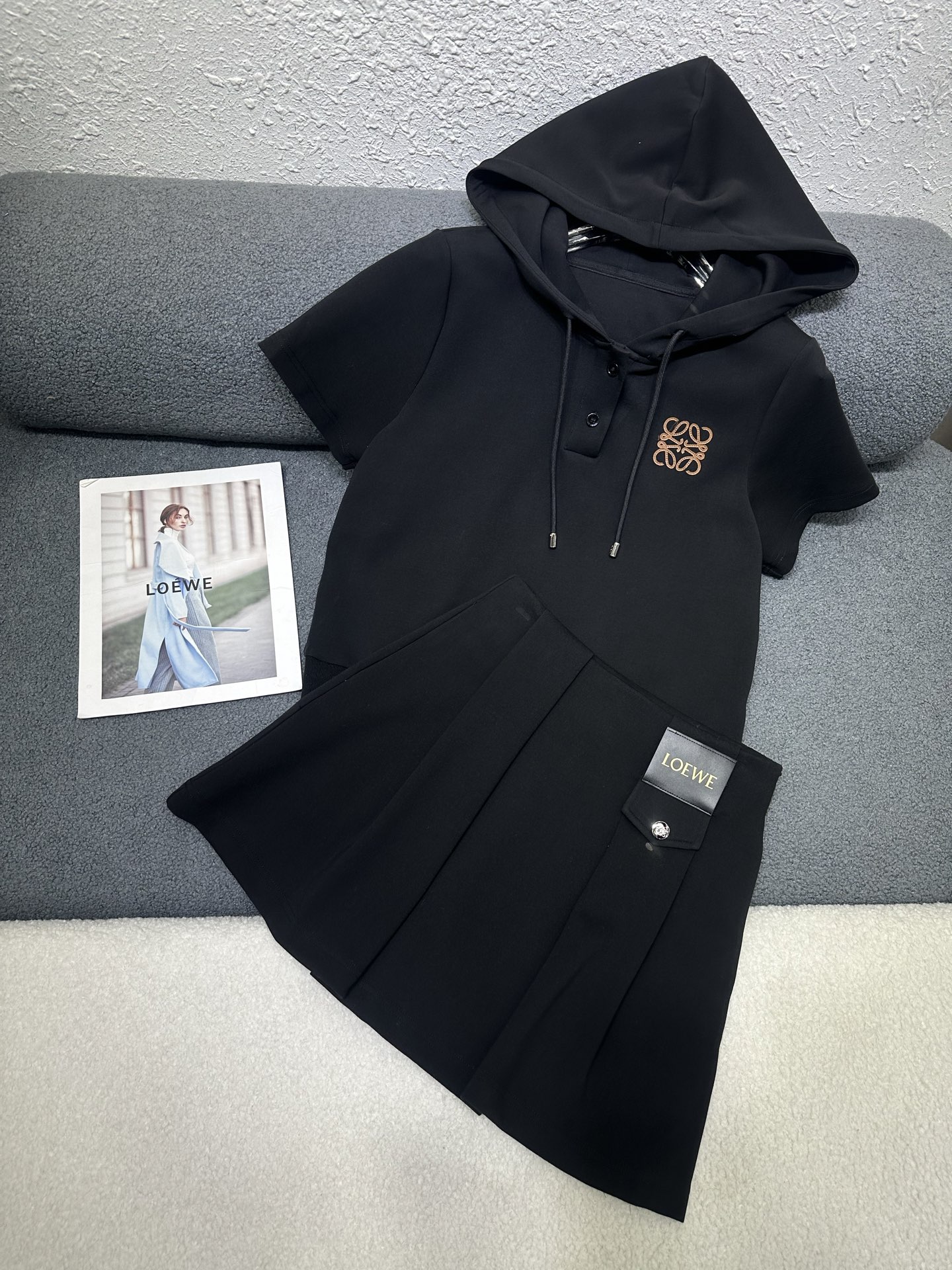 NO:760963,Lo EWE*2026 new summer suit hooded tops and pants/skirts/patterned leather decoration/casual and elegant/versatile version/two-color SML P,,skirts,hats,19860909Lo EWE*2026夏季新款套装 连帽上衣裤裙/图案皮质装饰/休闲大方/版型百搭不挑人 /两色SML P,,skirts,hats,,Women's clothing