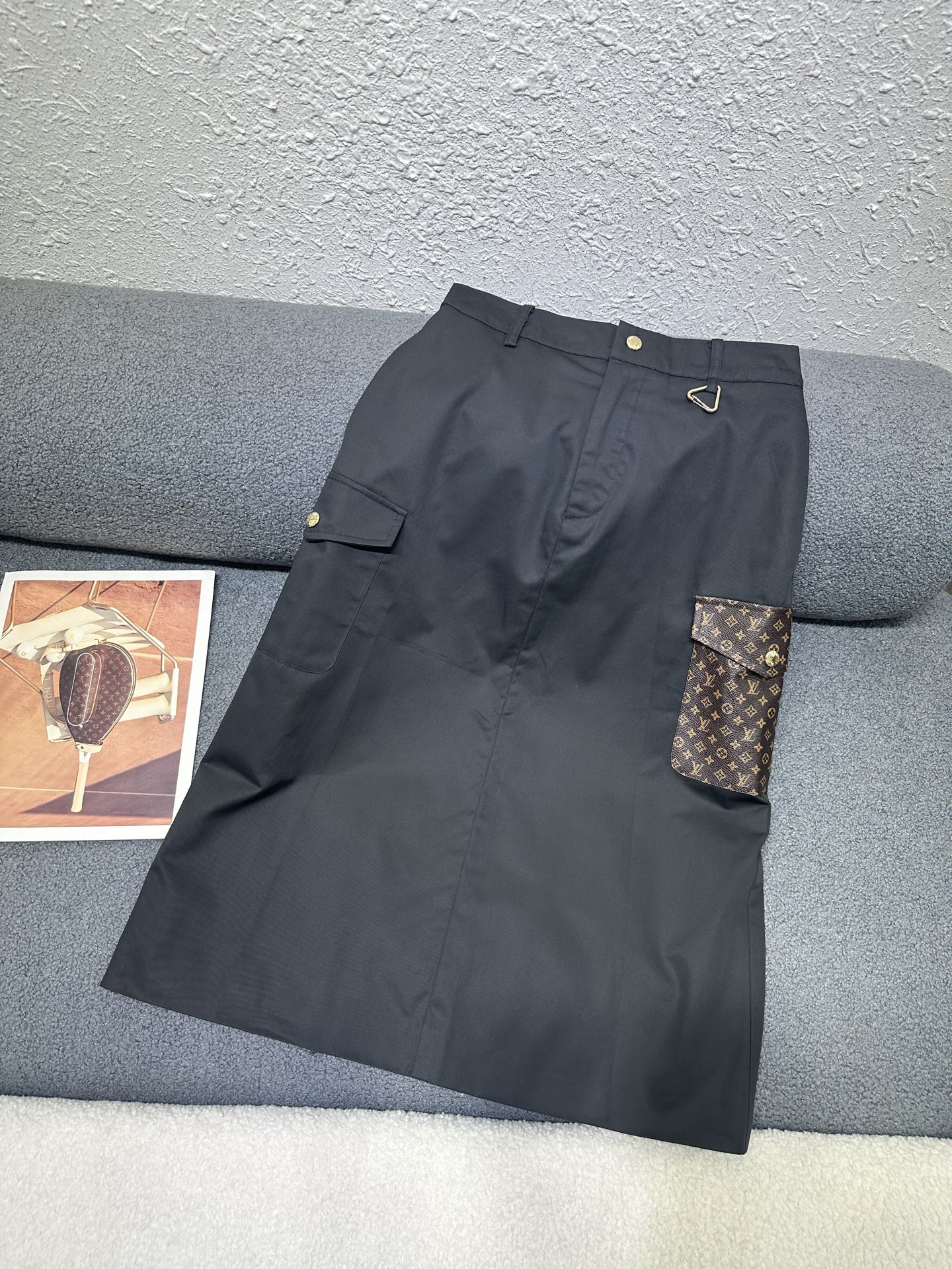 NO:760941,Louis Vuitton*26ss new skirt/pocket and leather design/slim and versatile/two-color SML,,louis vuitton,skirts,19860909Louis Vuitton*26ss 新款半裙/口袋拼皮质设计/显瘦百搭/两色SML,,louis vuitton,skirts,,Women's clothing