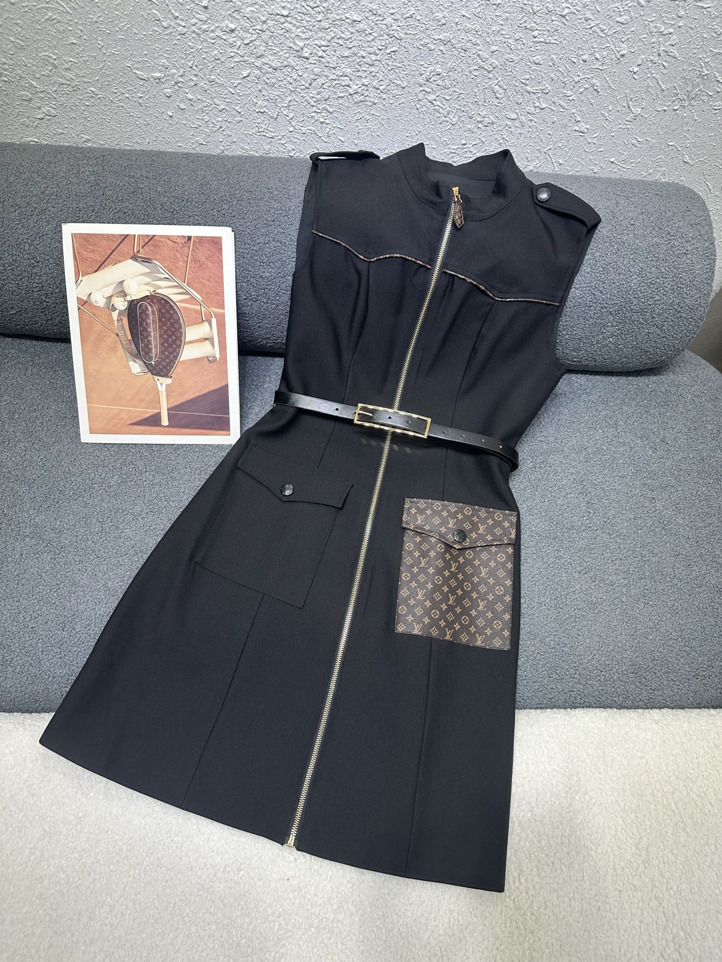 NO:760992,Louis Vuitton*2026 new summer dress/soft and comfortable fabric/zipper design/slim fit/matching belt/two-color SML P,,louis vuitton,skirts,19860909Louis Vuitton*2026夏季新款连衣裙/面料柔软舒适/拉链设计/版型修身显瘦 /搭配腰带/两色SML P,,louis vuitton,skirts,,Women's clothing