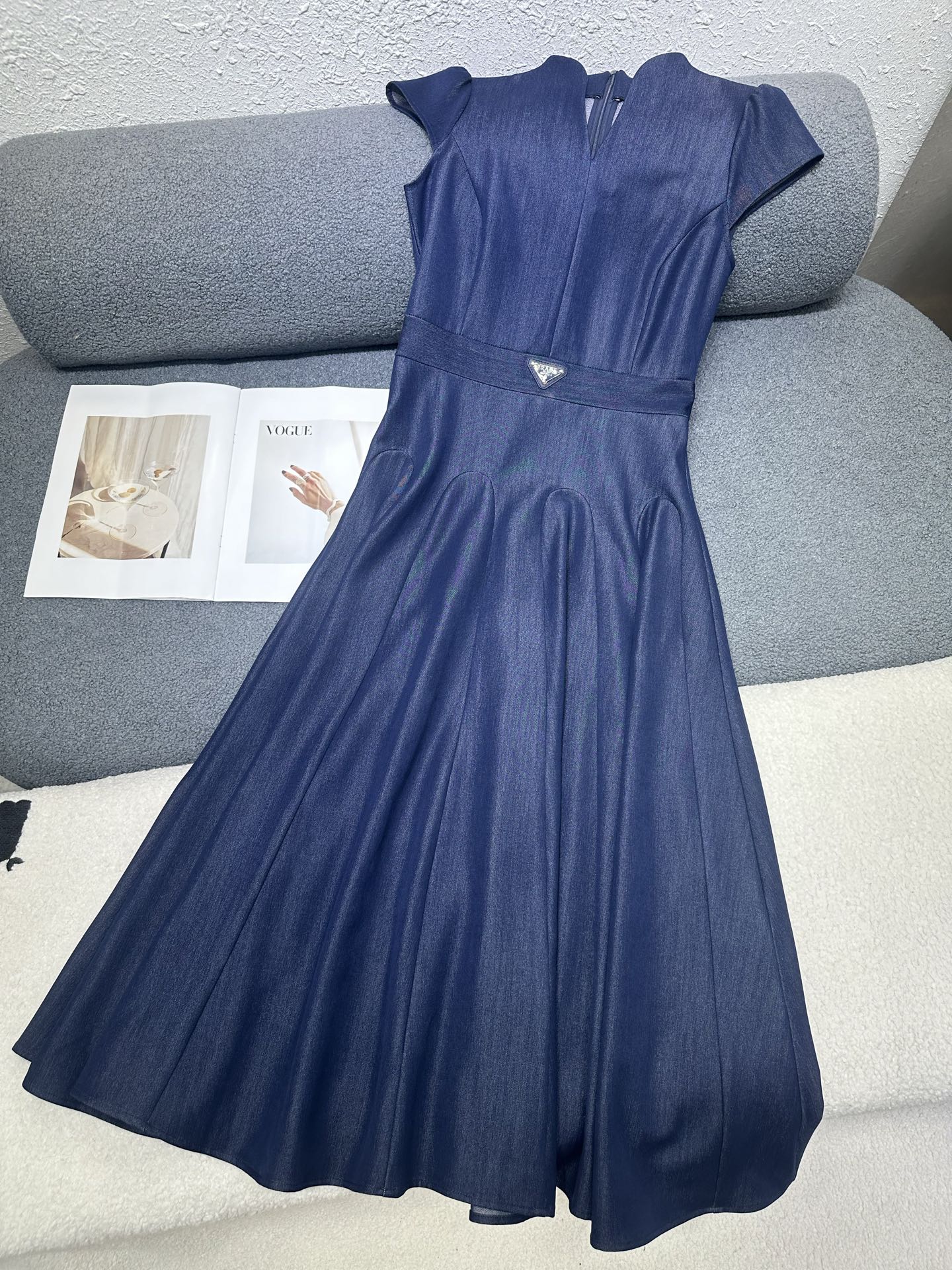 NO:760980,Prada*2026 new summer dress The V-neck design modifies the shoulder and neck lines. The classic triangle mark on the waist is the finishing touch. The waistline is tightened. The oversized skirt hangs naturally. The zipper design on the back is easy to put on and take off. The denim color has a retro charm. Monochrome SML, prada, skirts,19860909Prada*2026夏季新款连衣裙 V领设计修饰肩颈线条 腰间经典三角标是点睛之笔 收紧腰线 超大裙摆自然垂落 后背处做拉链设计方便穿脱 丹宁牛仔色带有复古韵味 单色SML,,prada,skirts,,Women's clothing