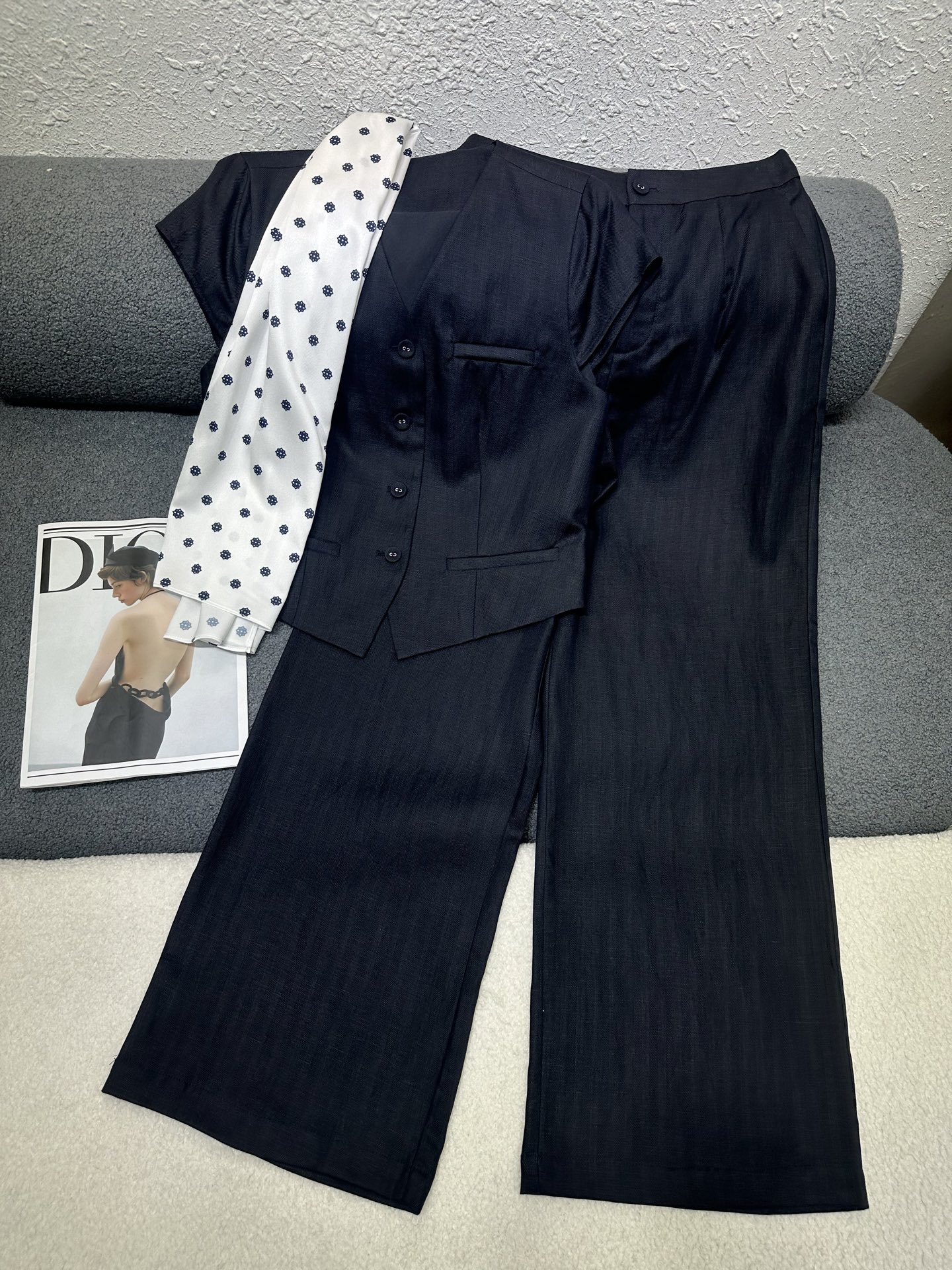 NO:802357,Dior*2026 new suit, vest top, wide-leg trousers, chest pockets with buttons, customized series of silk scarves with full sophistication, elastic adjustment buckle on the back of the top, cotton and linen texture is soft and breathable, waist-cinching and drapey, three-color SMLXL,, dior,19860909Dior*2026 新款套装 马甲上衣阔腿长裤 胸前口袋搭配纽扣点缀 定制系列丝巾精致度拉满 上衣后背松紧调节扣 棉麻质地柔软透气 版型收腰垂感十足 三色SMLXL,,dior,,Women's clothing
