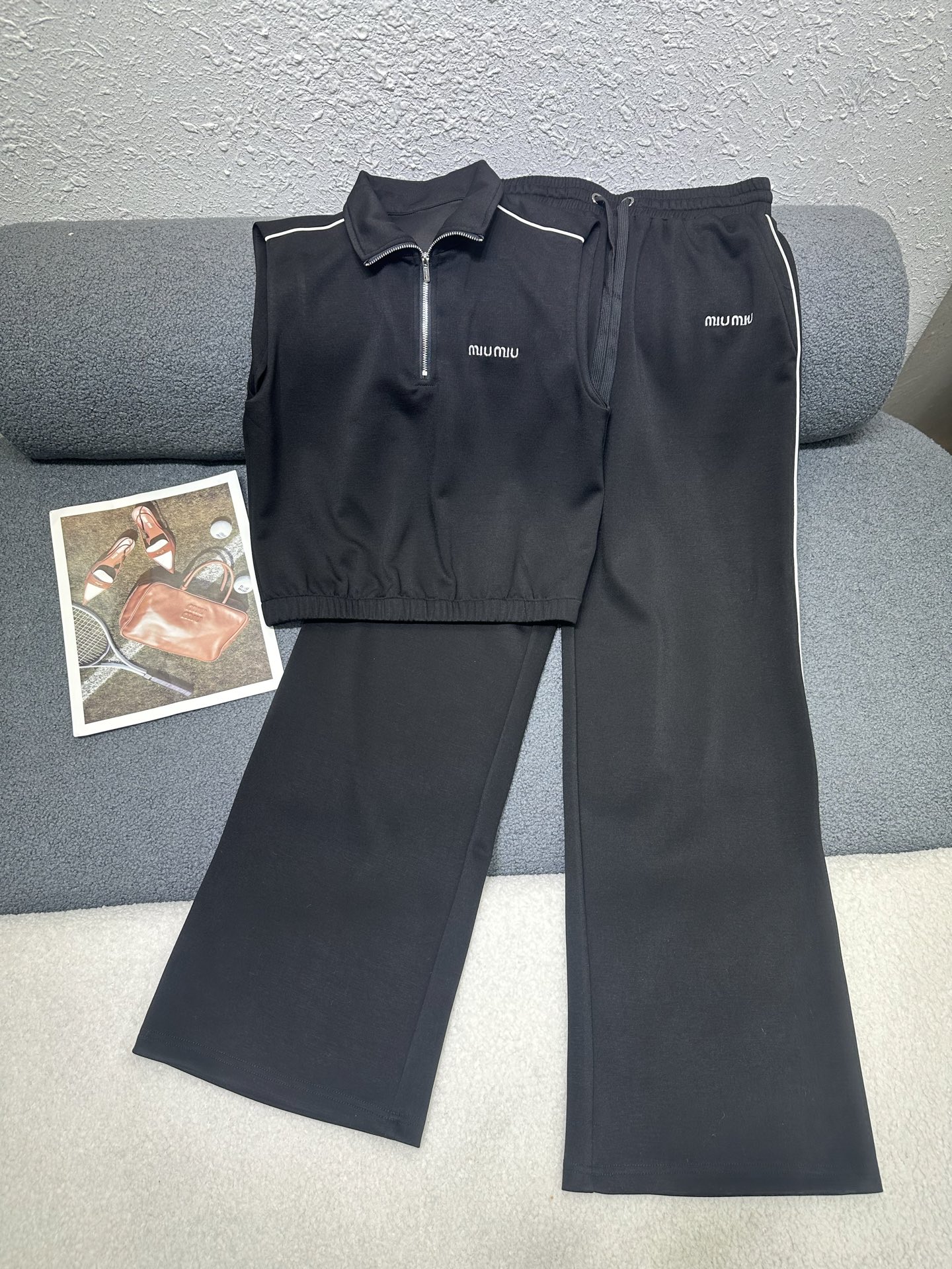 NO:794316,MiuMiu*2026 new summer suit sleeveless top, straight trousers, letter logo embroidery on the chest/pant side, half-zip design on the front and center of the top, elastic elastic band design on the hem of the top, slightly revealing the waistline, thin strips on the side of the trousers, adding layering. The upper body is both lazy and comfortable. The space cotton texture fabric is light, soft and skin-friendly, single color SML P,,miumiu,19860909MiuMiu*2026夏季新款套装无袖上衣直筒长裤胸前/裤子侧边字母logo刺绣装饰上衣前中做半拉链设计上衣下摆做松紧橡筋设计微微露出腰线长裤侧边细条增加层次感一套上身既慵懒又舒适太空棉质地面料轻薄柔糯亲肤单色SML P,,miumiu,,Women's clothing