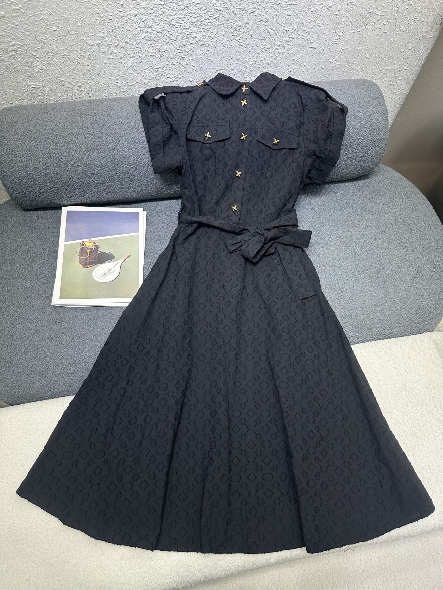 NO:762748,LouisVuitton*2026 new summer dress all-over presbyopia logo jacquard fabric custom-made gold four-pointed star metal buttons that echo the placket/pocket are the finishing touch and exquisite details to enhance the overall light luxury feel. The shoulders are made into epaulette shapes, the sleeves are small flying sleeves and modify the shoulder shape. The fabric belt lightly cinches the waistline. The A-line skirt covers the crotch, looks slim, gentle and capable. Two-color SML,, louis vuitton, skirts,19860909LouisVuitton*2026夏季新款连衣裙通体老花logo提花面料定制金色四芒星金属纽扣与门襟/口袋处相呼应是点睛的精致细节提升整体轻奢感肩部做了肩章造型袖型是小飞袖同时修饰肩型搭配本布腰带轻束出腰线A字裙摆遮胯显瘦温柔又干练两色SML,,louis vuitton,skirts,,Women's clothing