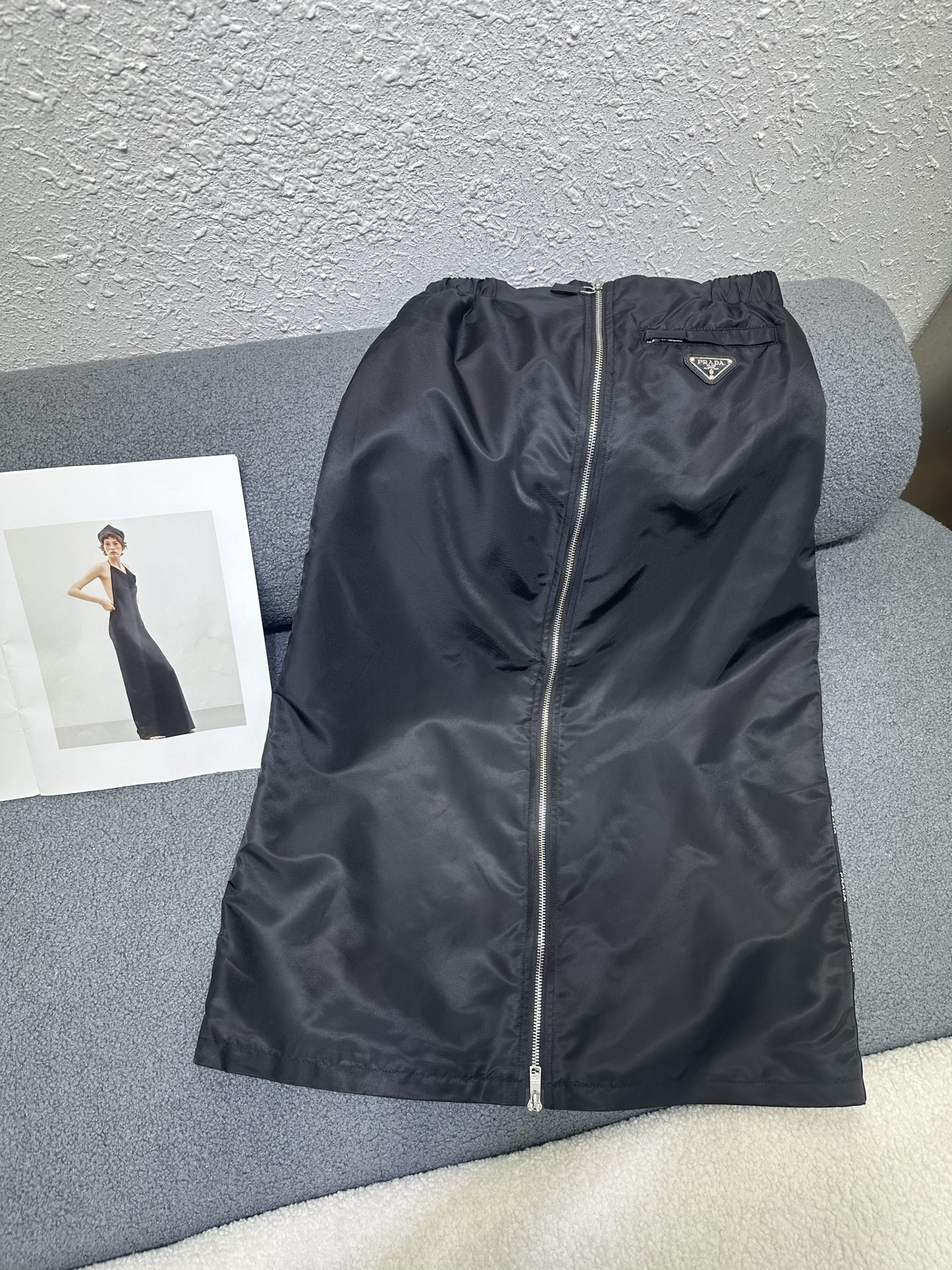 NO:791266,Jacket, skirt, Prada* 2026 new spring and summer jacket, classic triangle logo decoration on the chest, pocket decoration on the side sleeves, drawstring design on the hem to adjust the elasticity, ribbed fabric on the collar/cuffs/hem, short version with a fashionable style, single color SML, can be batched separately,, prada,skirts,jackets & coats,jackets & coats,19860909外套 半裙Prada*2026春夏新款夹克外套 胸前经典三角标装饰 侧边袖子处做口袋装饰 下摆做抽绳设计调节松紧 领口/袖口/下摆拼接罗纹面料 短款版型洋气十足 单色SML 可分开批,,prada,skirts,jackets & coats,jackets & coats,,Women's clothing