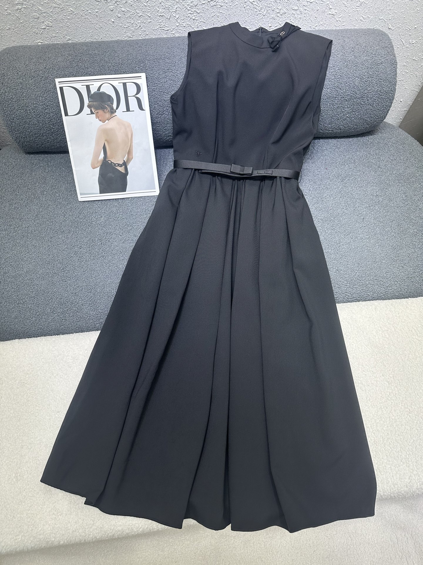 NO:762209,Dior*26SS new stand-up collar sleeveless dress with little bee embroidery decoration / Upper body shape is slim / Full of elegance / Customized logo belt matching / Two-color SML,, dior, skirts,19860909Dior*26SS新款立领无袖连衣裙小蜜蜂刺绣点缀装饰 /上身版型显瘦/优雅气质十足/定制logo腰带搭配 /两色SML,,dior,skirts,,Women's clothing