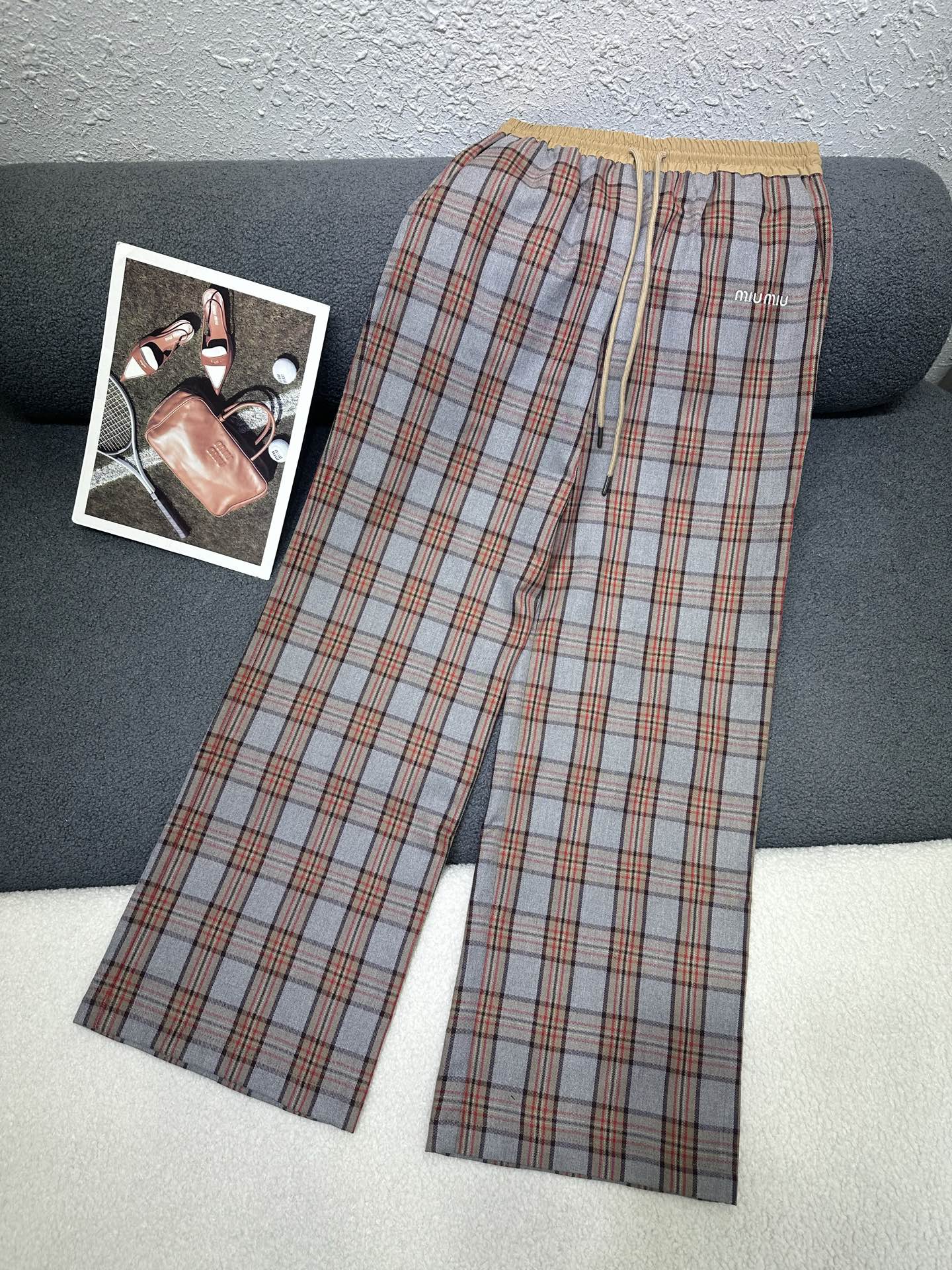 NO:761023,MiuMiu*2026 new summer straight trousers are decorated with letter logo embroidery on the front pocket and letter logo metal label on the back pocket with plaid pattern. It has a retro relaxed feel and contrasting color. Elastic waist design. Casual and fashionable version. Slim. Versatile fabric. Skin-friendly, breathable, everyday, lazy and fashionable. Two-color SML,,miumiu,19860909MiuMiu*2026夏季新款直筒长裤前口袋处字母logo刺绣装饰后口袋处字母logo金属标搭配格纹自带复古松弛感撞色松紧腰头设计随性时尚版型显瘦百搭面料亲肤透气日常慵懒时髦度十足两色SML,,miumiu,,Women's clothing