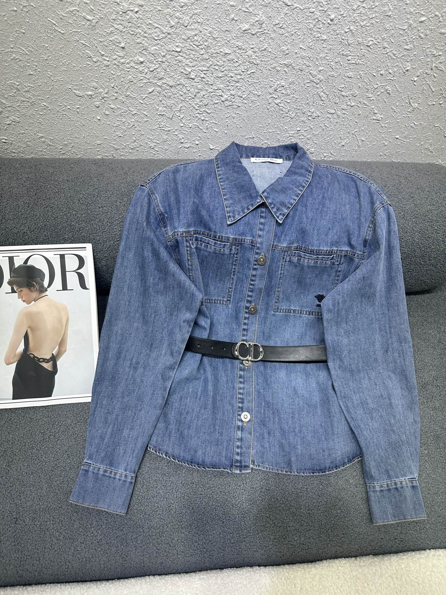 NO:791282,Dior* 2026 early spring new long-sleeved denim shirt/little bee embroidery decoration/loose and versatile fit/matching belt for more temperament/breathable and comfortable fabric/single color SML,,dior,shirts,19860909Dior*2026早春新款长袖牛仔衬衫/小蜜蜂刺绣装饰 /版型宽松百搭/搭配腰带更显气质/面料透气舒适 /单色SML,,dior,shirts,,Women's clothing