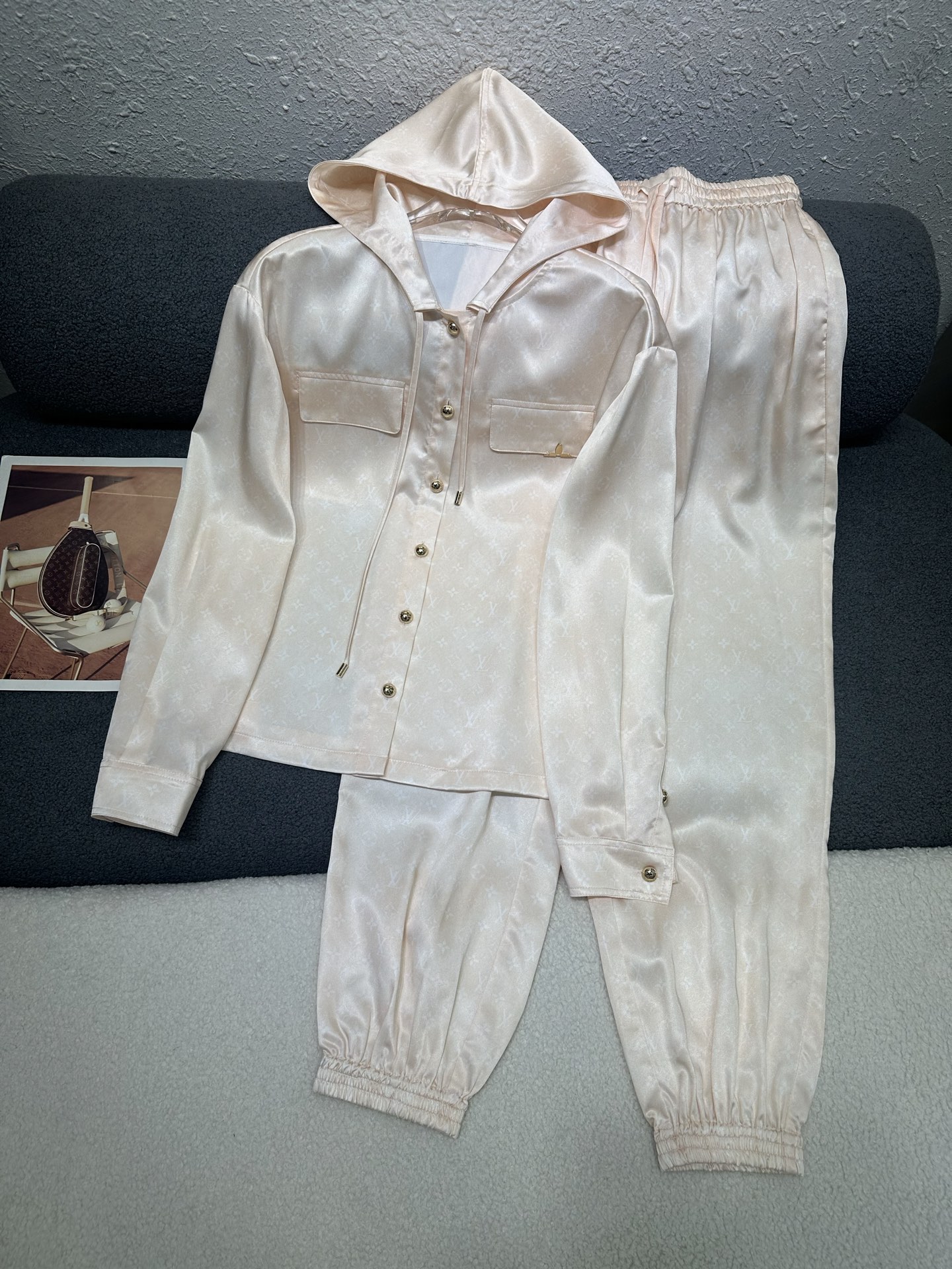 NO:790784,Louis Vuitton*2026 early spring new suit/logo printed fabric/exquisite workmanship and full of details/upper body shape is super nice/high-end quality/monochrome SML P,,louis vuitton,19860909Louis Vuitton*2026早春新款套装/logo印花面料/做工精致细节十足/上身版型超好看/高端品质/ 单色SML P,,louis vuitton,,Women's clothing