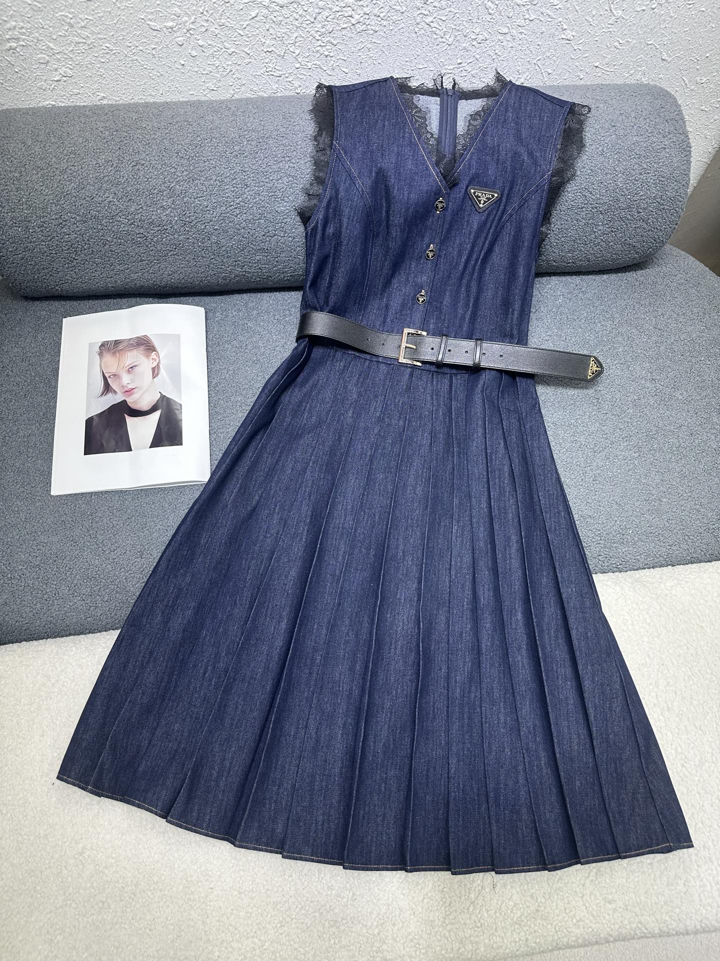 NO:790780,Prada*2026 new summer style denim dress with lace design, classic triangle logo decoration, custom logo button matching, matching belt, slim and comfortable version, single color SML, prada, skirts,19860909Prada*2026夏季新款 牛仔连衣裙拼蕾丝设计 经典三角标装饰 定制logo纽扣搭配 搭配腰带 版型修身舒适 单色SML,,prada,skirts,,Women's clothing