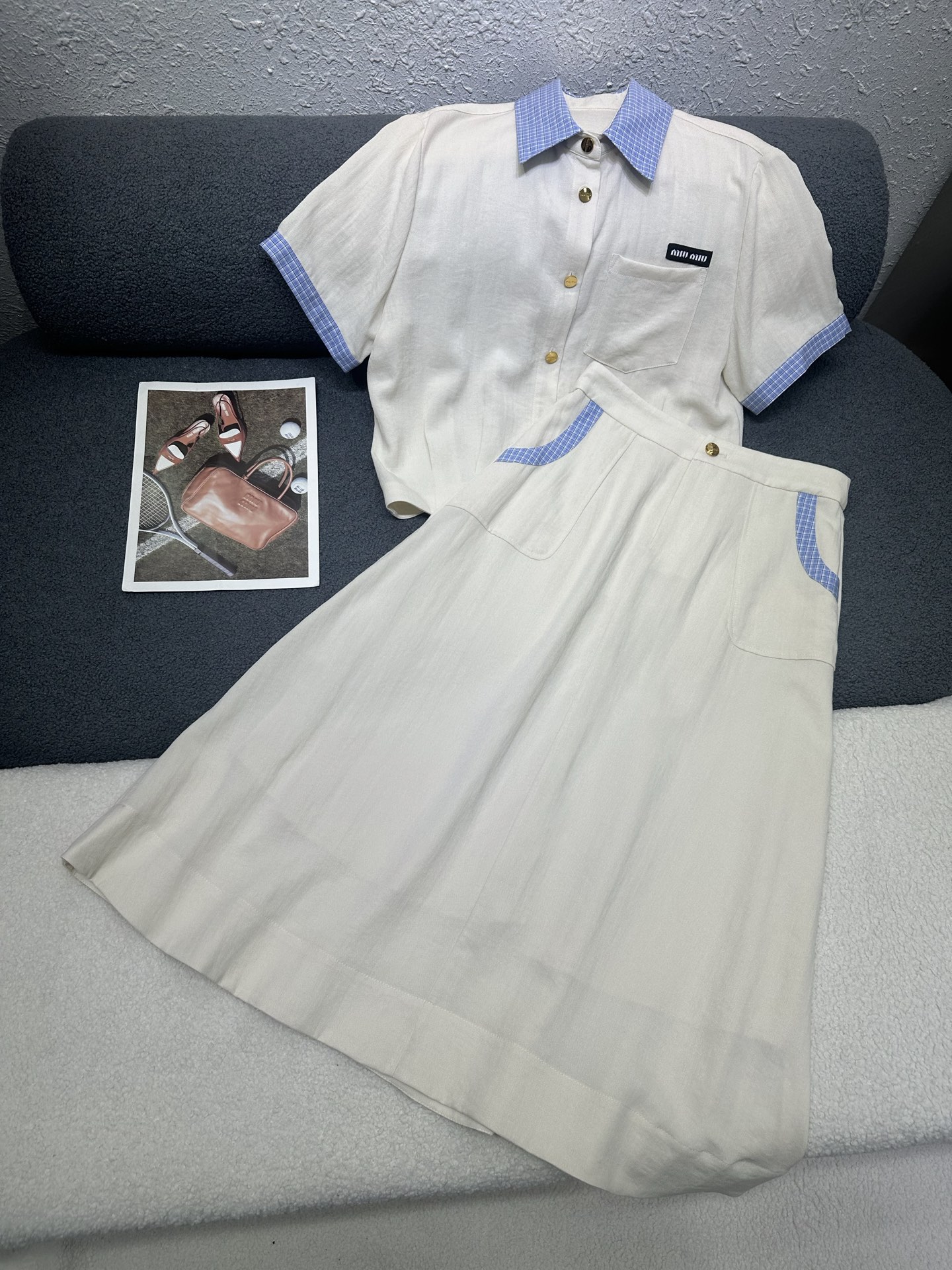 NO:760886,MiuMiu*2026 new summer suit, lapel short-sleeved top, long skirt, small letter mark on the chest, exquisite collar/cuffs/skirt pockets, spliced ​​plaid fabric to add layering, the short top is tailored to cleverly raise the waistline, matched with a long skirt of the same fabric, full of drape, customized metal logo buttons, matched with hemp fiber fabric, breathable and textured, super suitable for daily outings, two-color SML P,, miumiu, skirts, T-shirt,19860909MiuMiu*2026夏季新款套装翻领短袖上衣长款半裙胸前字母小标点缀精致感领口/袖口/半裙口袋处拼接格纹面料增加层次感上衣短款剪裁巧妙拉高腰线搭配同面料长裙垂感十足定制金属logo纽扣搭配大麻纤维面料透气吸感带有肌理感日常出街超适配两色SML P,,miumiu,skirts,T-shirt,,Women's clothing