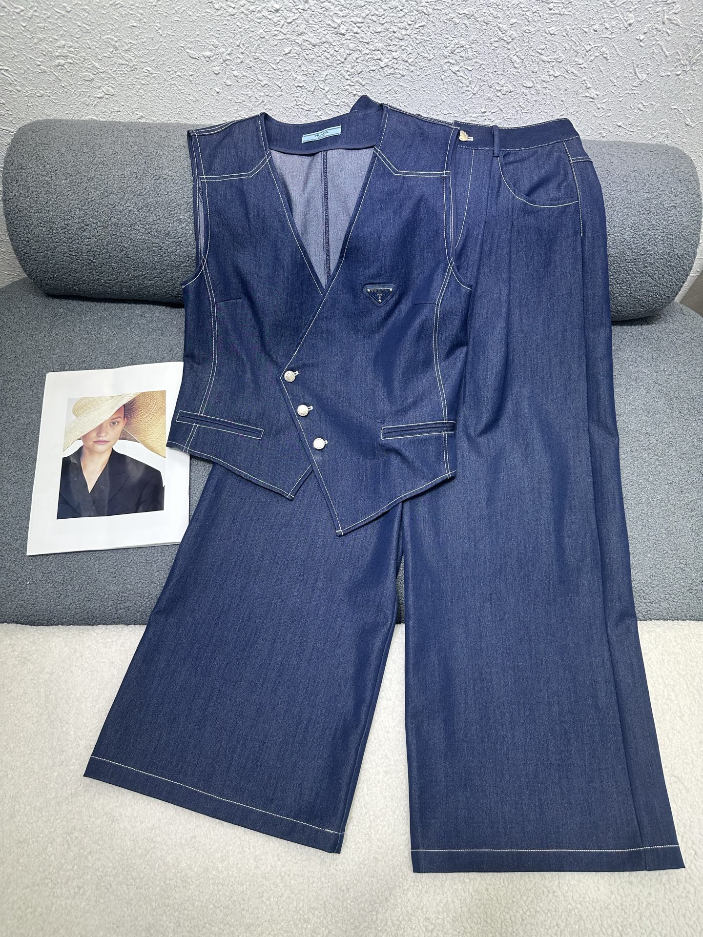 NO:760891,Prada*2026 new summer suit Sleeveless vest wide-leg trousers Classic triangle logo decoration on the chest Irregular placket design is eye-catching and adds a sense of sophistication Adjustable strap at the back for elasticity Tannin color is classic and versatile A complete set is full of western style Monochrome SML,, prada,19860909Prada*2026夏季新款套装 无袖马甲阔腿长裤 胸前经典三角标装饰 不规则门襟设计吸睛增加精致感 后背处调节带可调节松紧 单宁色经典百搭 一整套洋气十足 单色SML,,prada,,Women's clothing