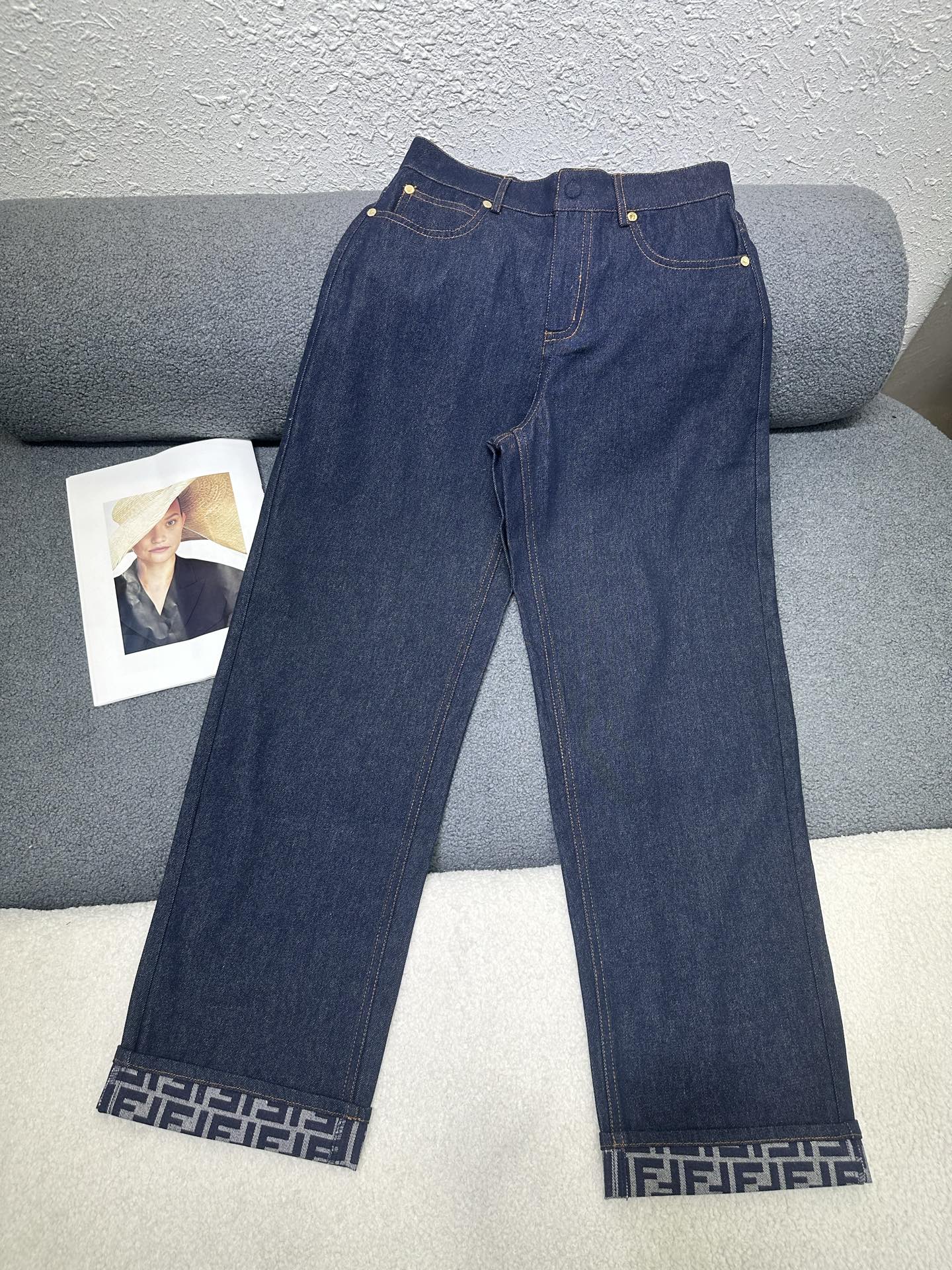 NO:760881,FD*2026 new early spring straight-leg denim trousers/Delicate leather logo letter logo on the back waist/Washed denim fabric has excellent texture, slim and casual style, single color SML P,,19860909FD*2026早春新款直筒牛仔长裤/后腰处搭配字母logo皮标精致十足 /洗水牛仔面料质感极佳 版型显瘦休闲 单色SML P,,,Women's clothing