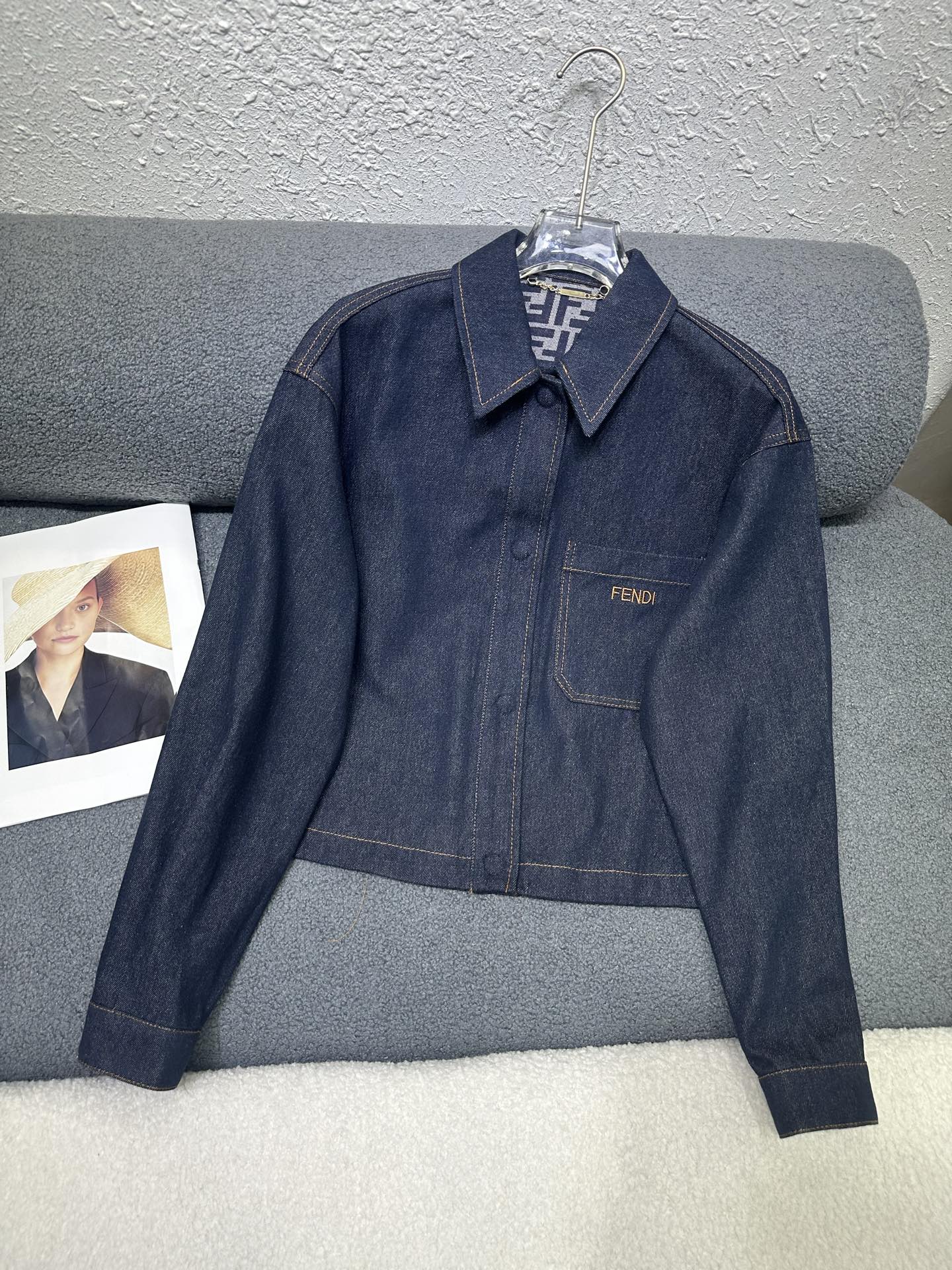 NO:760876,FD*2026 new early spring straight denim jacket/Delicate leather logo letter logo on the back waist/Wash denim fabric has excellent texture, slim and casual style, single color SML P,,jackets & coats,19860909FD*2026早春新款直筒牛仔外套/后腰处搭配字母logo皮标精致十足 /洗水牛仔面料质感极佳 版型显瘦休闲 单色SML P,,jackets & coats,,Women's clothing