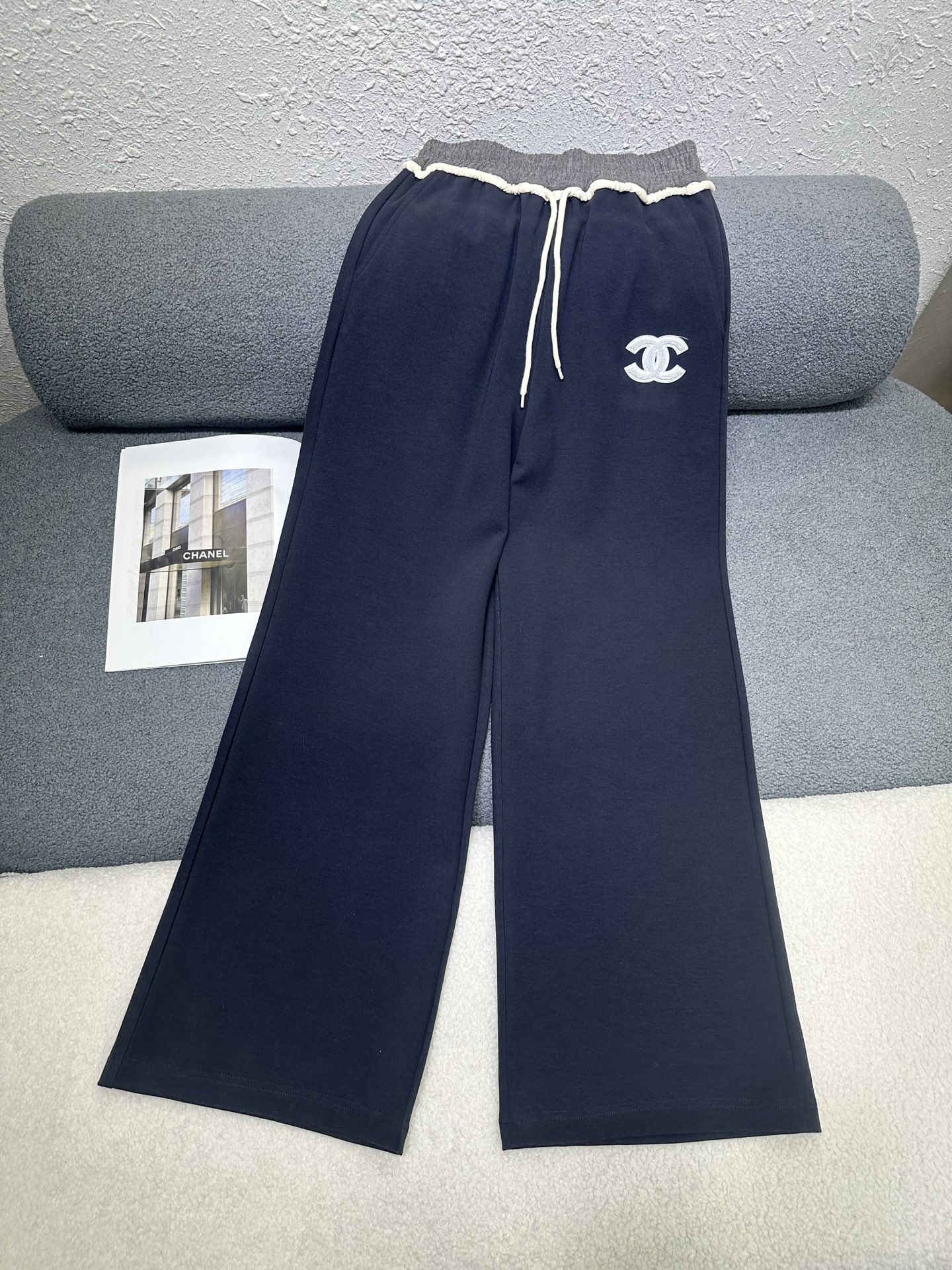 NO:760866,Celine*2026 new summer wide-leg trousers/Exquisite workmanship/Excellent fabric texture/Fashionable and versatile style/High quality/Two colors SML,,celine,19860909Celine*2026夏季新款阔腿长裤/做工精致感十足/面料质感极佳 /版型洋气百搭 /高品质/两色SML,,celine,,Women's clothing