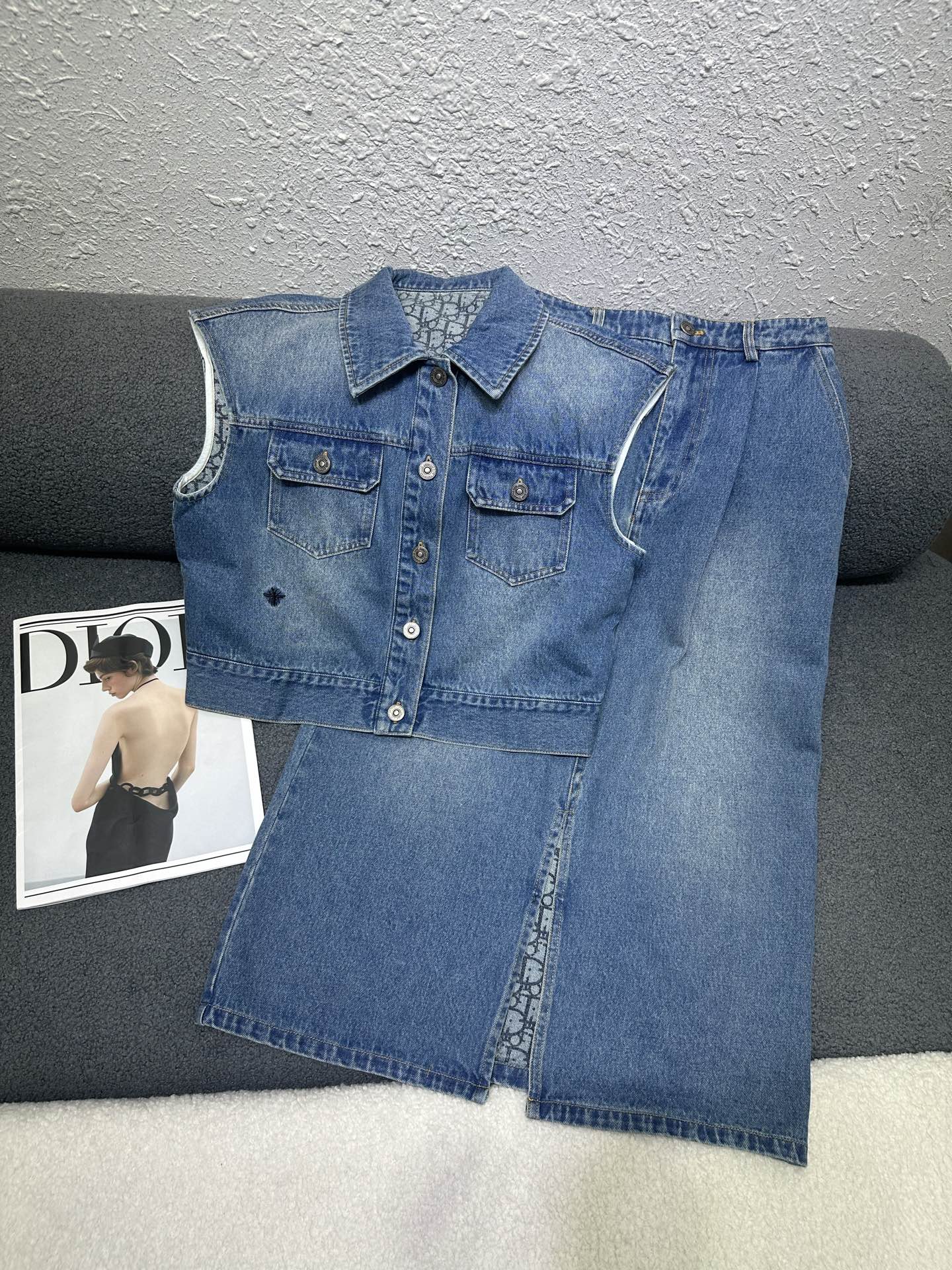 NO:762245,Dio*/26SS new denim vest jacket and skirt suit/little bee embroidered letter small label decoration/simple temperament/two colors and three codes SML P,,dior,skirts,jackets & coats,19860909Dio*/26SS新款牛仔马甲外套半身裙套装/小蜜蜂绣花字母小标签装饰/简约气质/两色三码SML P,,dior,skirts,jackets & coats,,Women's clothing