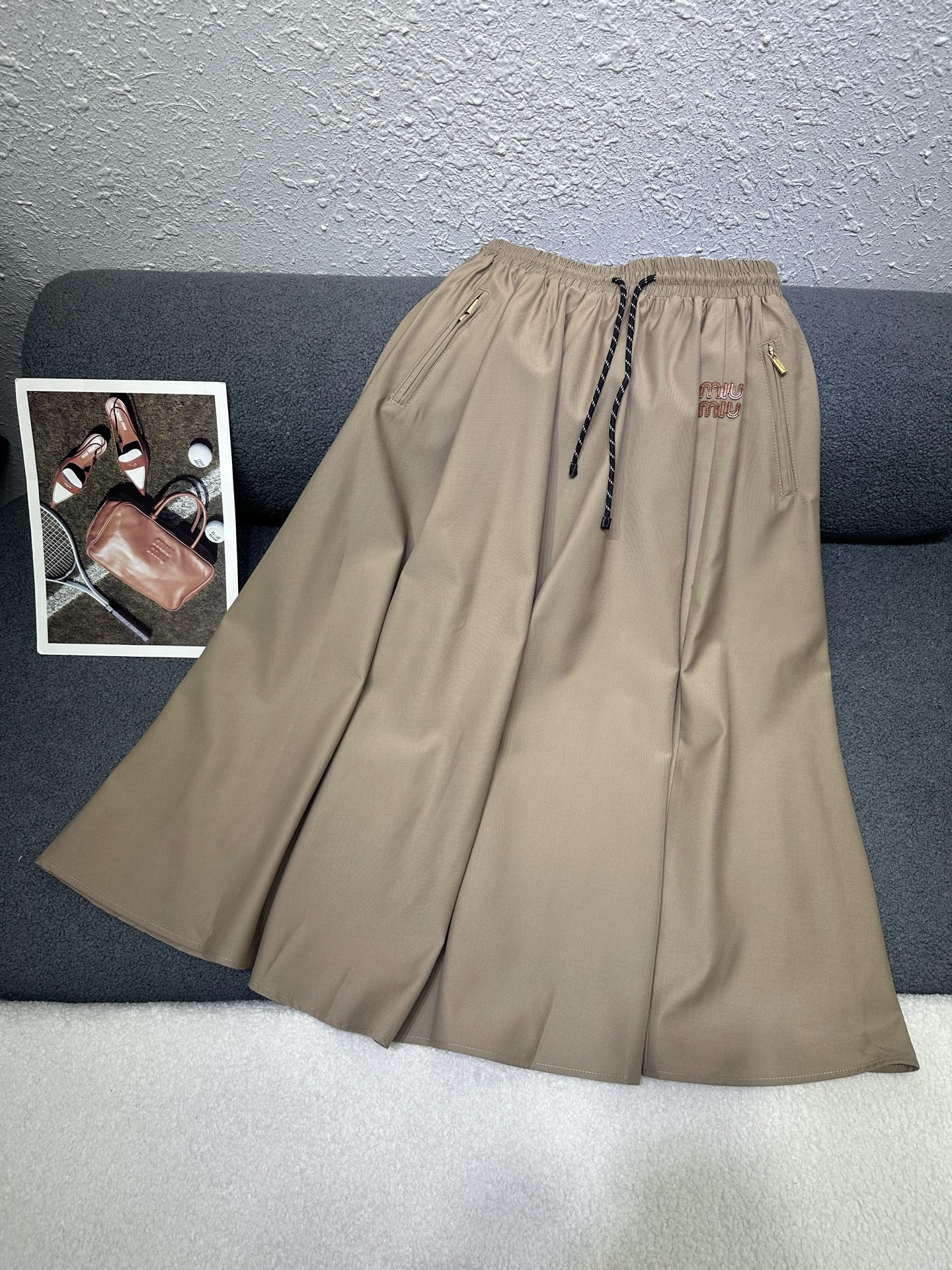 NO:762235,MiuMiu */26 new summer casual skirt/letter pattern leather decoration/versatile for any figure/high quality/two colors SML P,,miumiu,skirts,19860909MiuMiu */26夏季新款休闲半裙/字母图案皮质装饰/百搭不挑身材/高品质/ 两色SML P,,miumiu,skirts,,Women's clothing