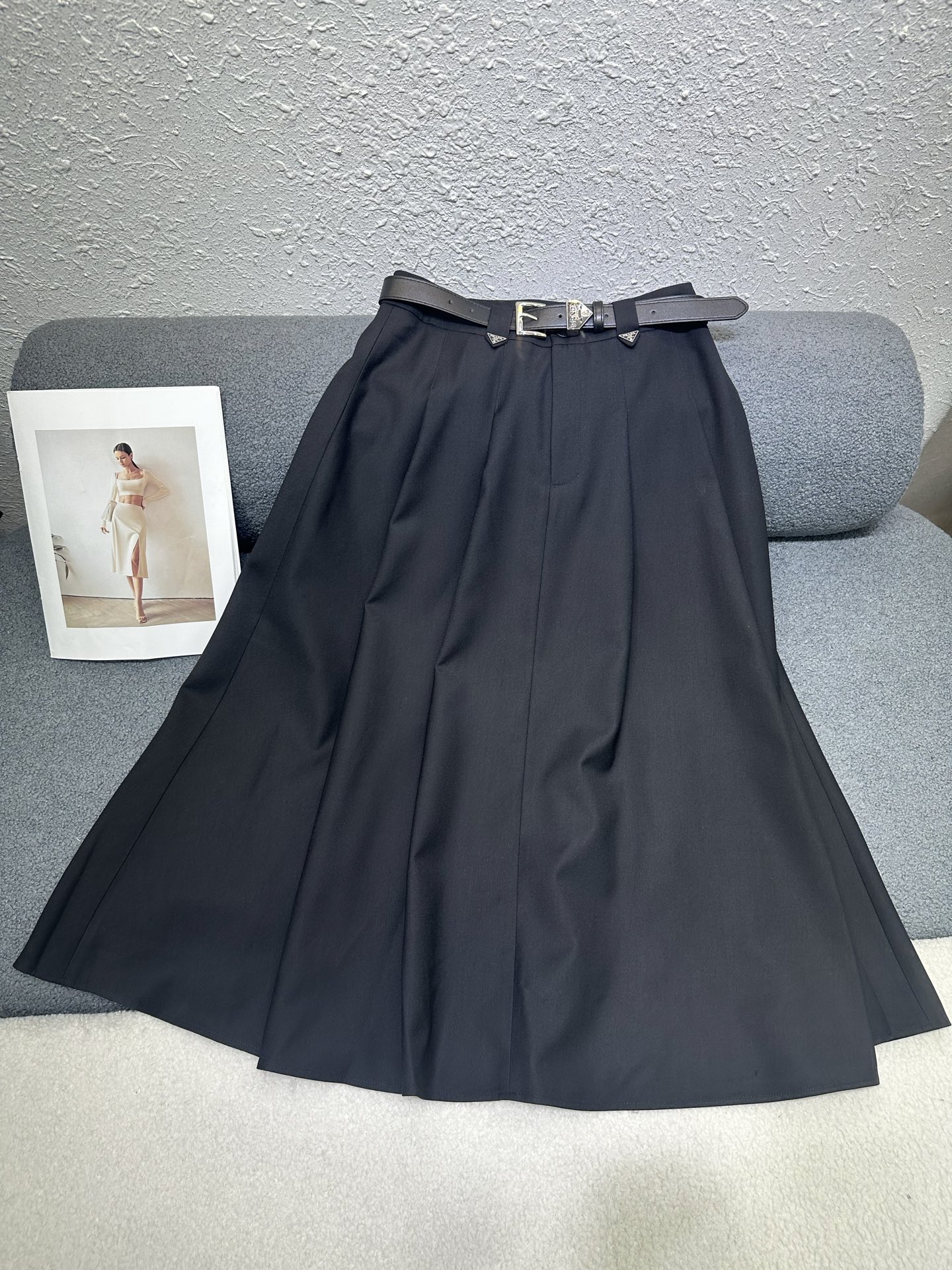 NO:762246,Prada*26ss new spring and summer long skirt, classic triangle logo decoration, with customized belt, pleated front design, slim and versatile version, two-color SML P,, prada, skirts,19860909Prada*26ss春夏新款长款半裙 经典三角标装饰 搭配定制腰带 前片压褶设计 版型显瘦百搭 两色SML P,,prada,skirts,,Women's clothing