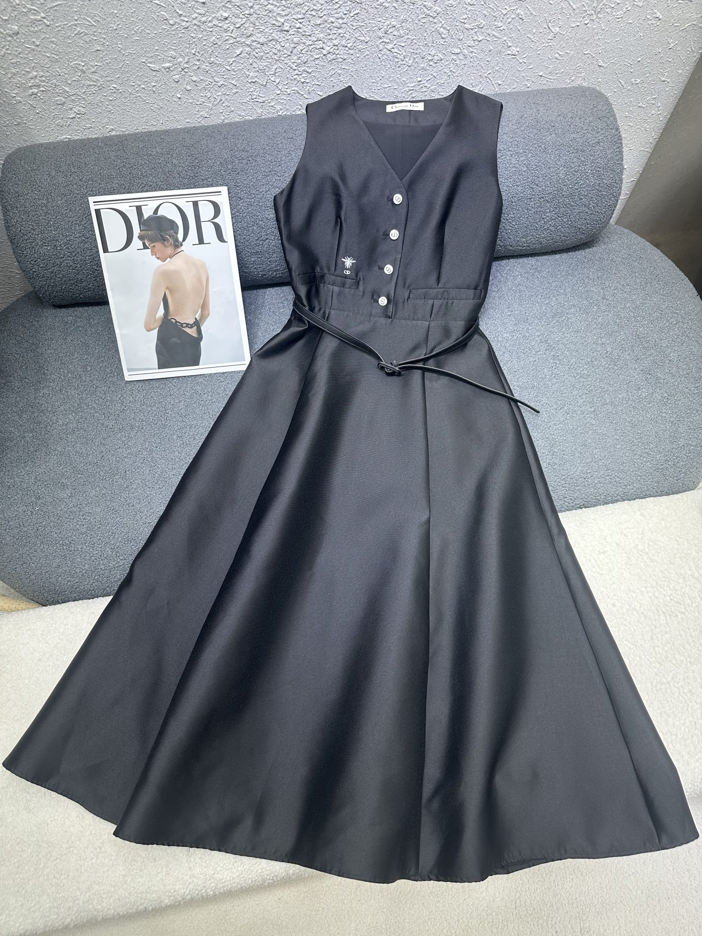 NO:762251,Dior*2026 new summer sleeveless dress with little bee embroidery decoration / The fabric is light and comfortable / The upper body effect is full of temperament / Two colors SML P,, dior, skirts,19860909Dior*2026夏季新款无袖连衣裙小蜜蜂刺绣装饰 /面料轻薄舒适 /上身效果气质十足/两色SML P,,dior,skirts,,Women's clothing