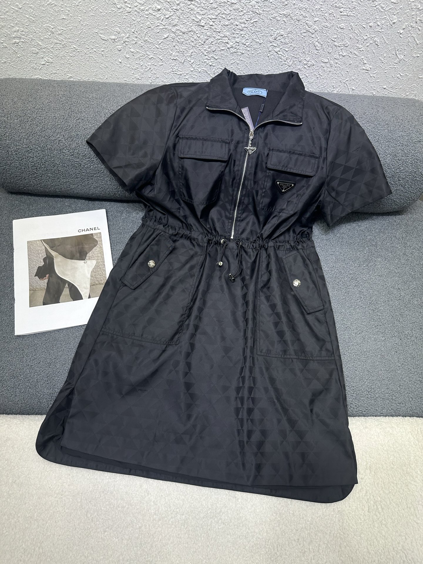 NO:762711,PRADA/2026 new summer casual dress, zipper lapel mid skirt, pockets sewn with triangle logo, waist drawstring waist design, triangle jacquard fabric, high-end and comfortable, 2 side pockets, casual and fashionable, 2 colors SML P,, prada, skirts,19860909PRADA/2026夏季新款休闲连衣裙,拉链翻领中裙,口袋缝制三角标,腰围抽绳收腰设计,三角格提花面料高级舒适,2侧插口袋休闲时尚大方,2色SML P,,prada,skirts,,Women's clothing